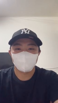 欺負賣玉蘭花長者的男子,隔不久迅速拍片道歉。(翻攝自抖音)