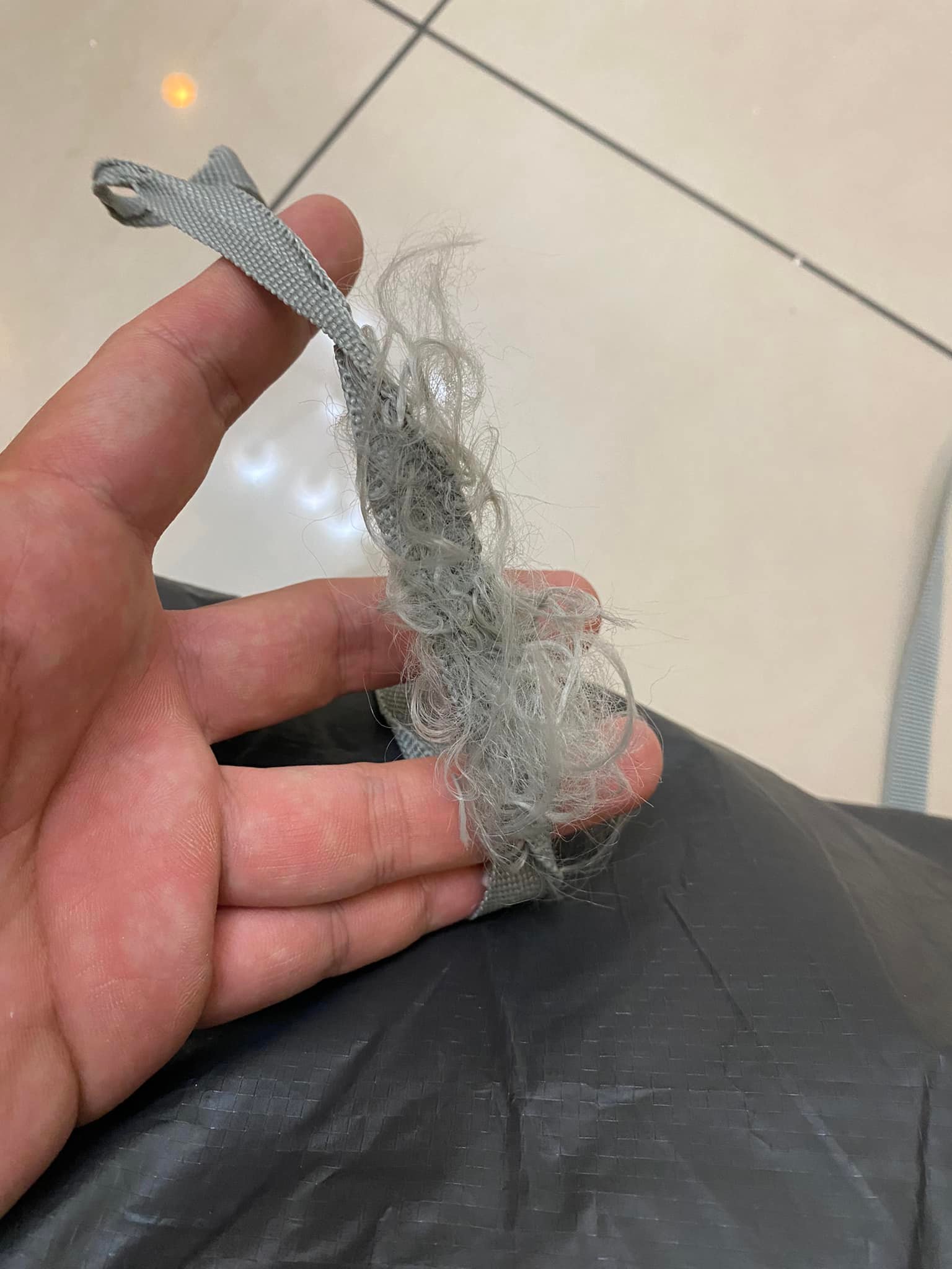 帳篷的尼龍繩成毛團狀。（翻攝Costco好市多 商品經驗老實說臉書）