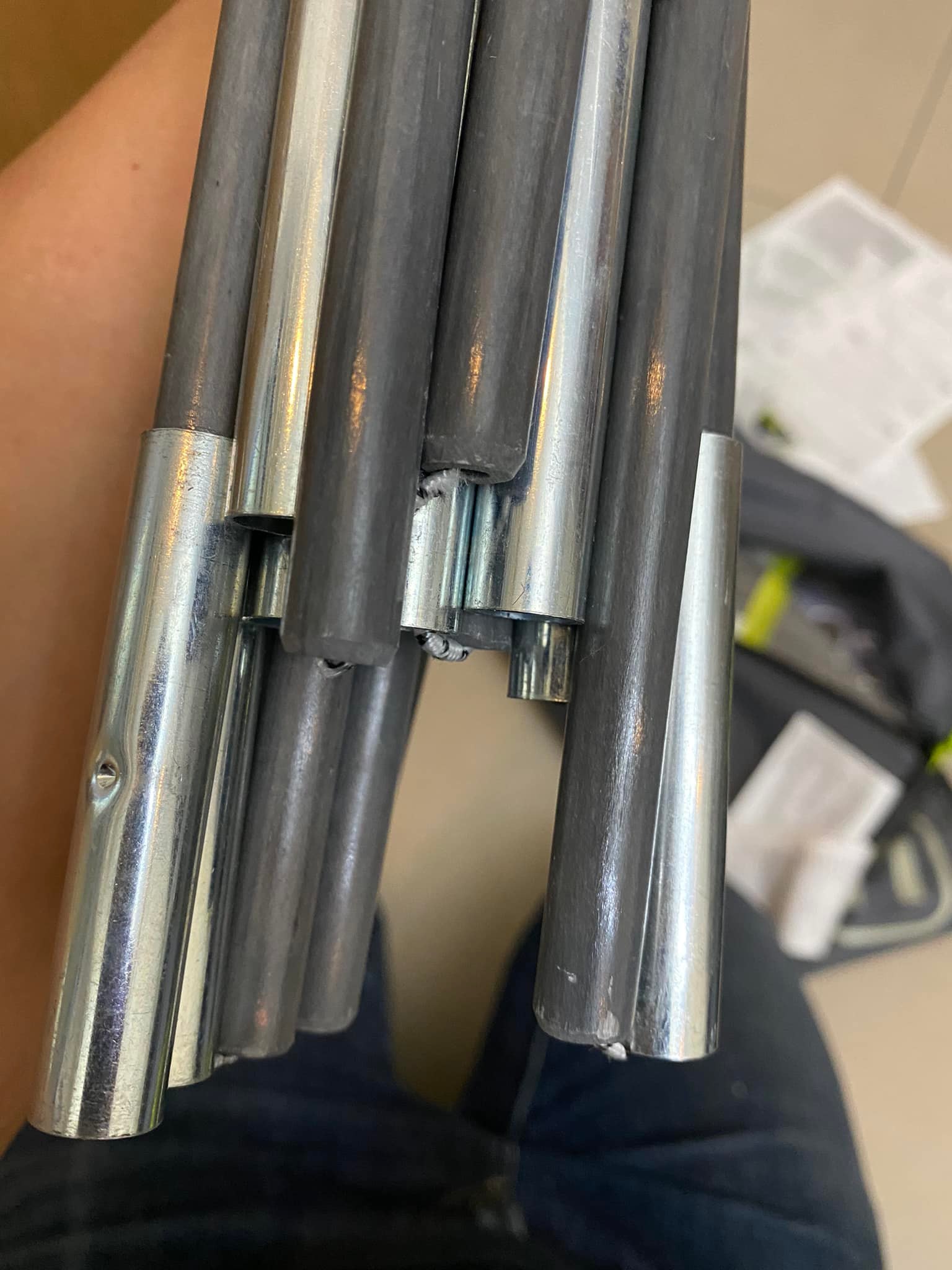 金屬支架帳篷桿末端有明顯安裝與拔除所留下的磨擦痕跡。（翻攝Costco好市多 商品經驗老實說臉書）