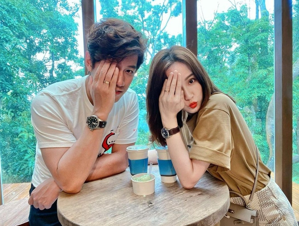 陳喬恩與老公曾偉昌出遊，也拍了兩人一起秀婚戒的照片。（翻攝自陳喬恩IG）