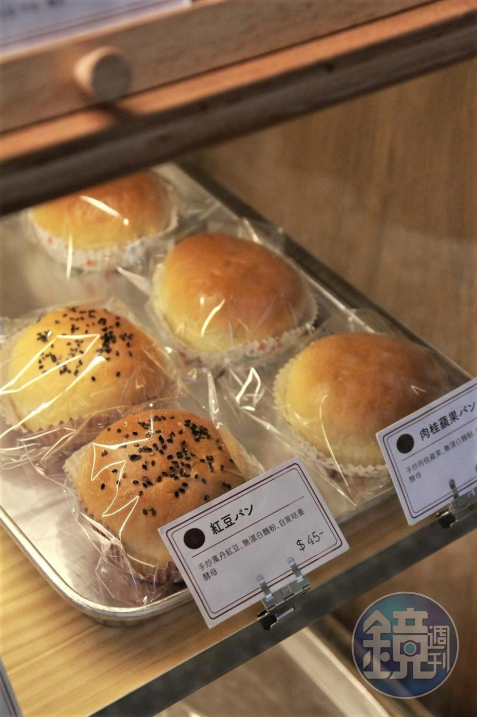 「紅豆麵包」有著日系古早味的樸實外表。（45元／個）
