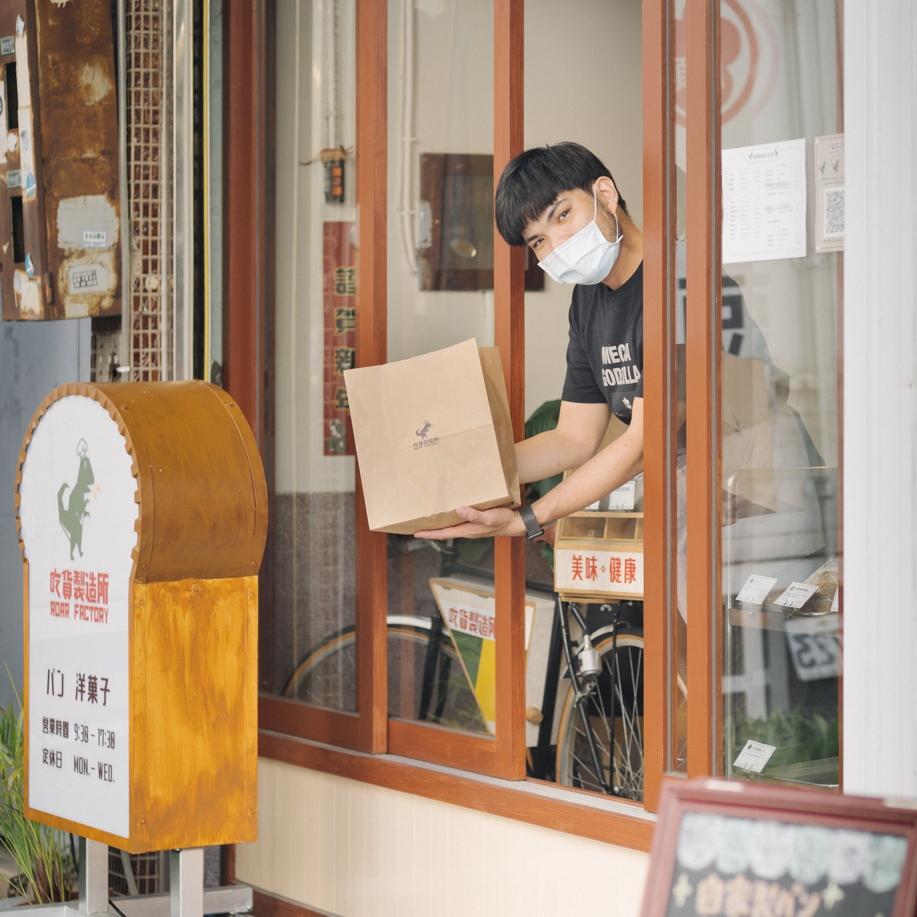 「吃貨製造所」的老闆兼所長耀正，是個熱愛哥吉拉與甜點的反差萌男孩。（吃貨製造所提供）