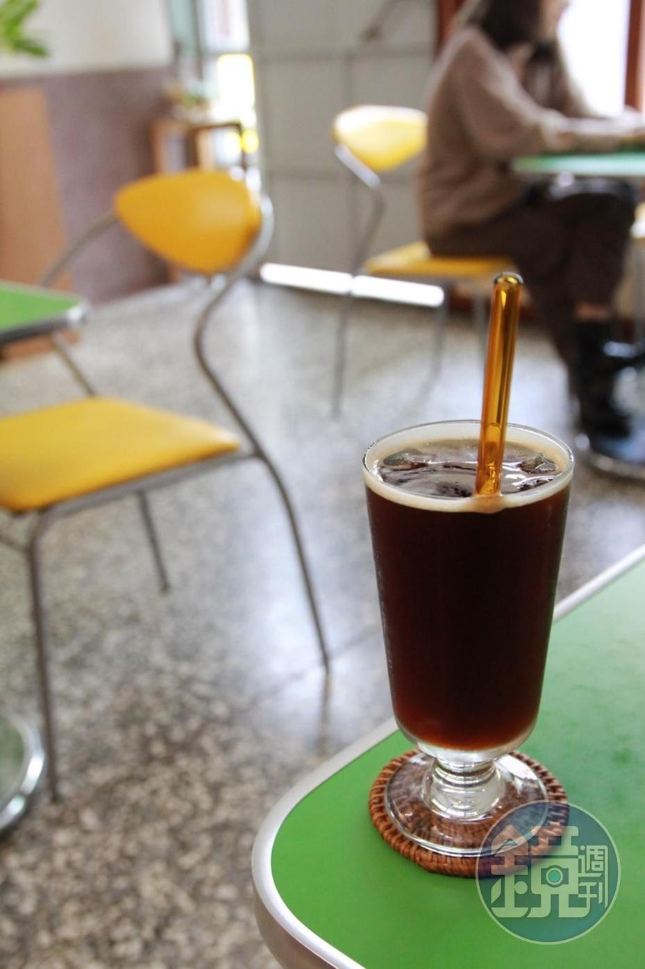 昏沉炎熱的午後，來杯冰涼「黑咖啡」搭配甜食剛剛好。（80元／杯）