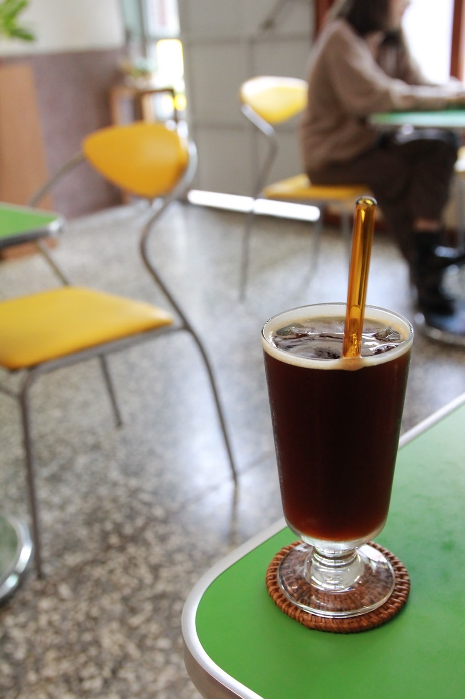 昏沉炎熱的午後，來杯冰涼「黑咖啡」搭配甜食剛剛好。（80元／杯）