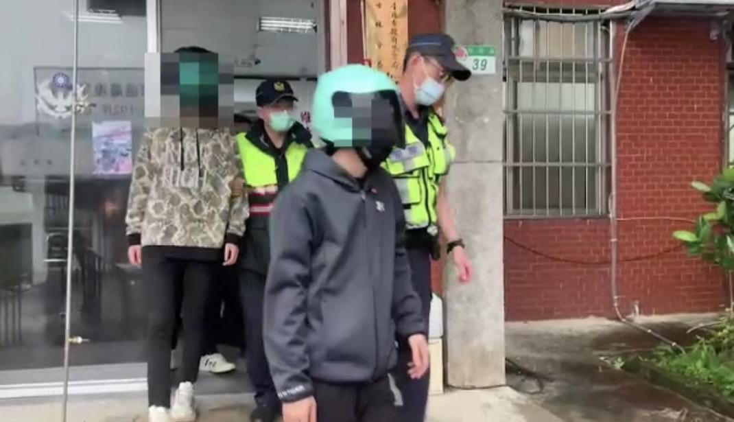 警方移送打架的盧姓大學生等人。(翻攝畫面)