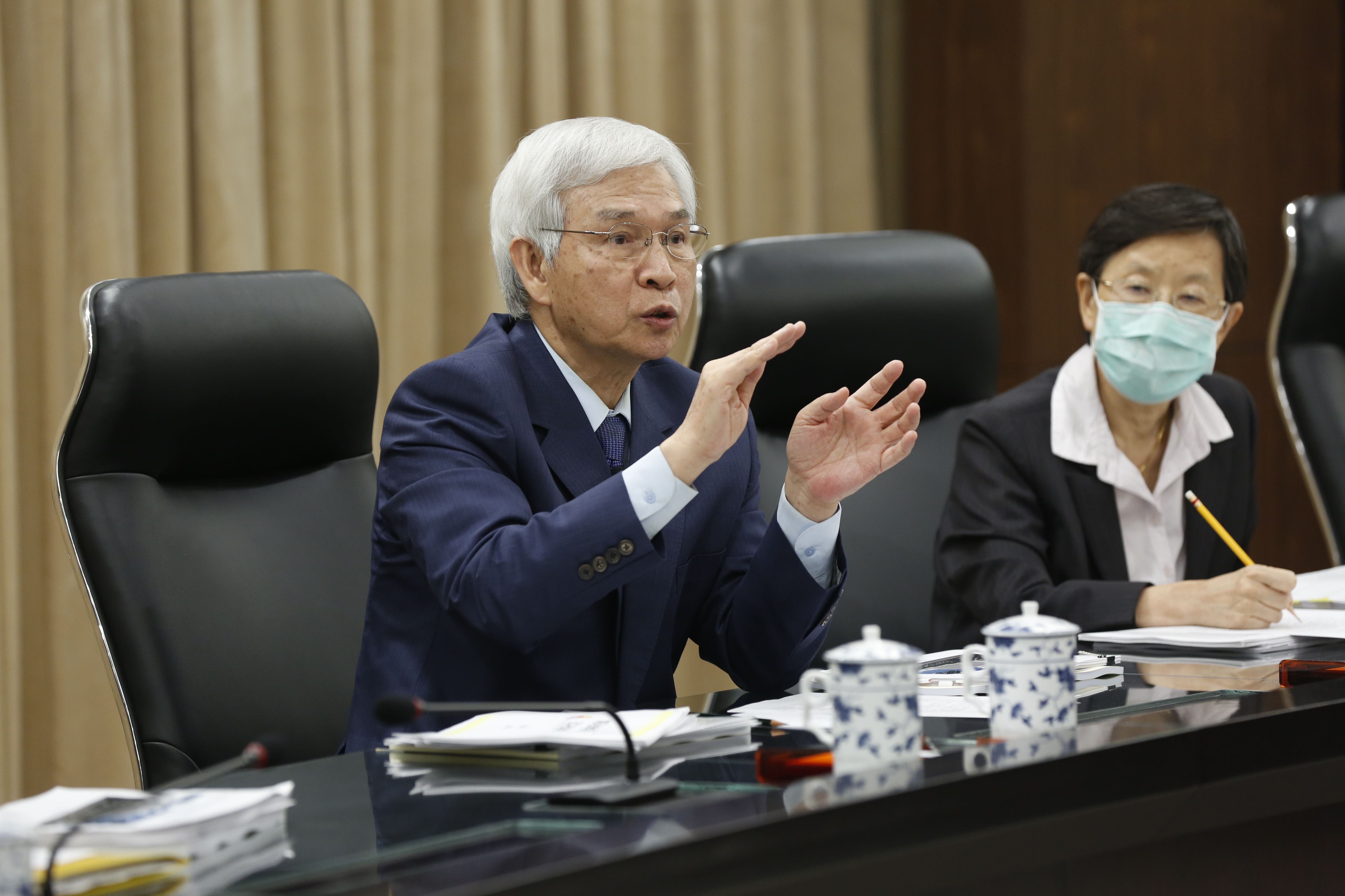 楊金龍（左）日前表示，未來可能瞄準限縮房貸年限，專家認為將衝擊首購、自住族群，購屋市場將更M型化。