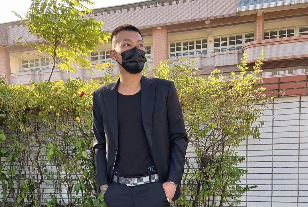 鳳梨昨晚於臉書po文透露，因身邊好多朋友陸續確診，他已好幾天都關在家裡不敢出門了。（翻攝自鳳梨臉書）