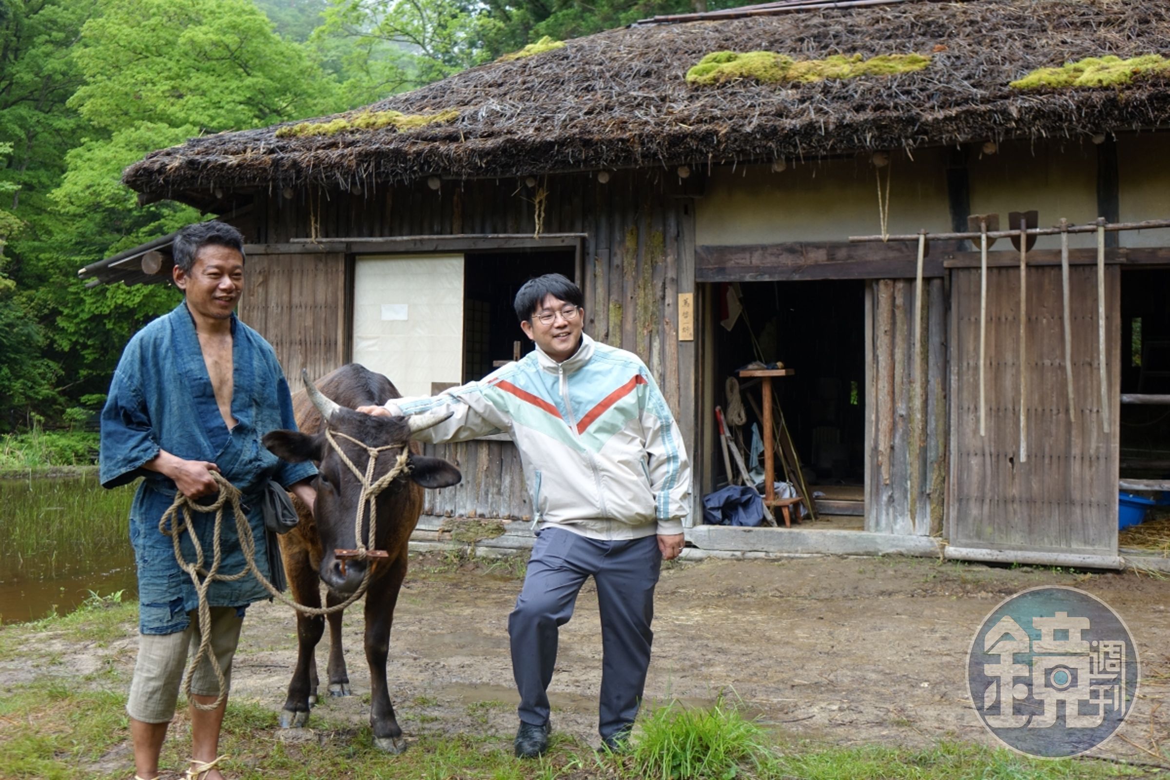 李康生（左）為了主演日本新銳導演蔦哲一朗（右）電影《黑之牛》，努力與牛培養默契。（木林電影提供）