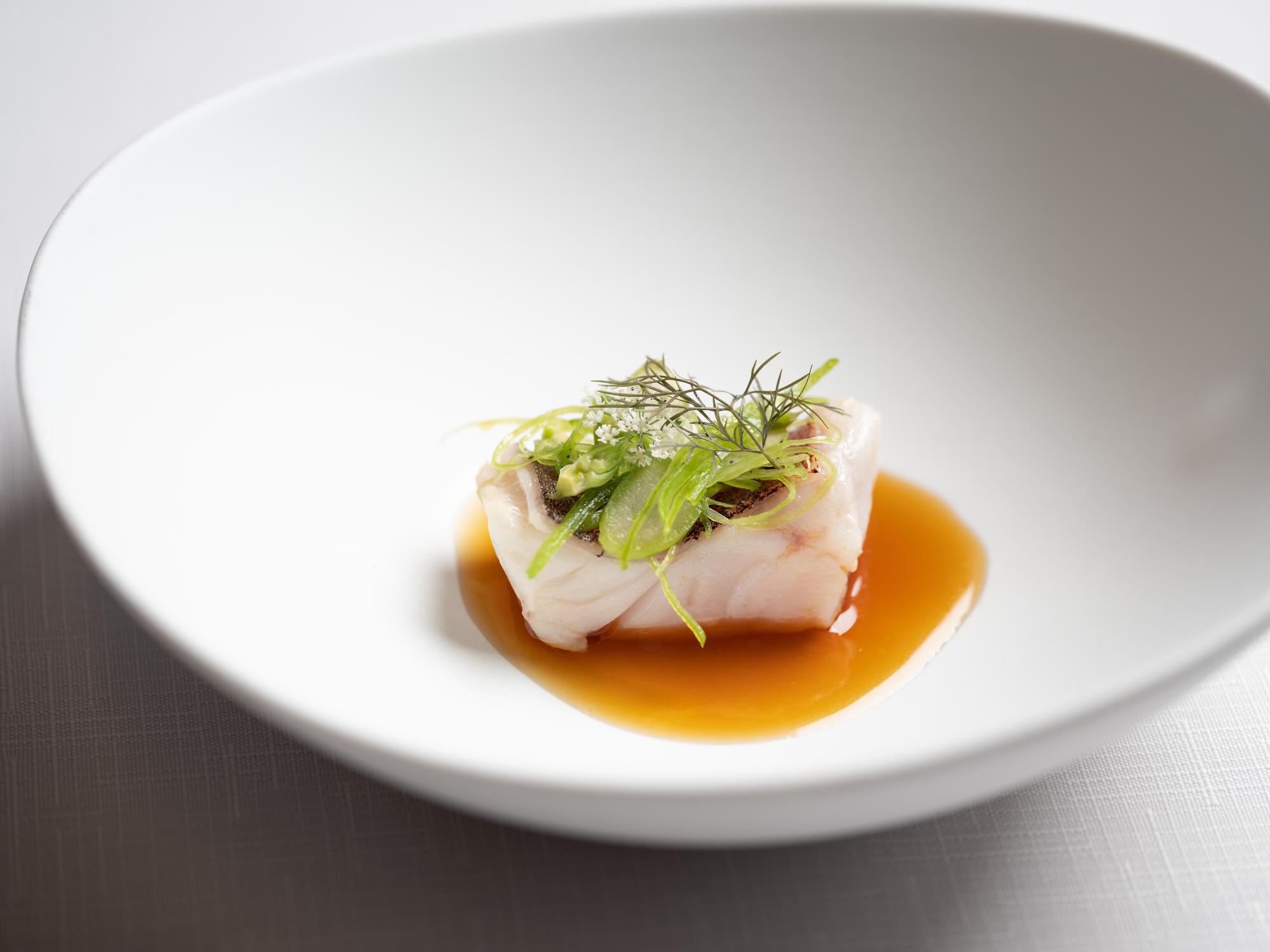 「季節鮮魚」湯清肉細,非常爽口。(午間饗宴套餐2,880元起菜色)(慕舍酒店提供)