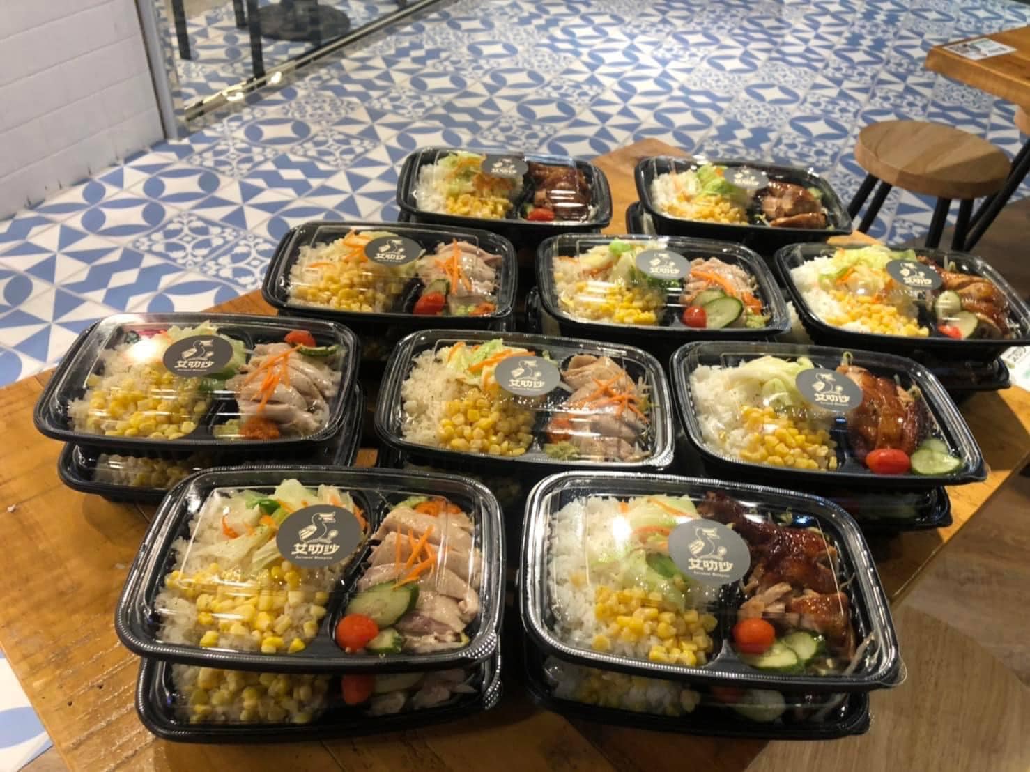 艾成推出平價防疫海南雞飯餐盒。（民視提供）