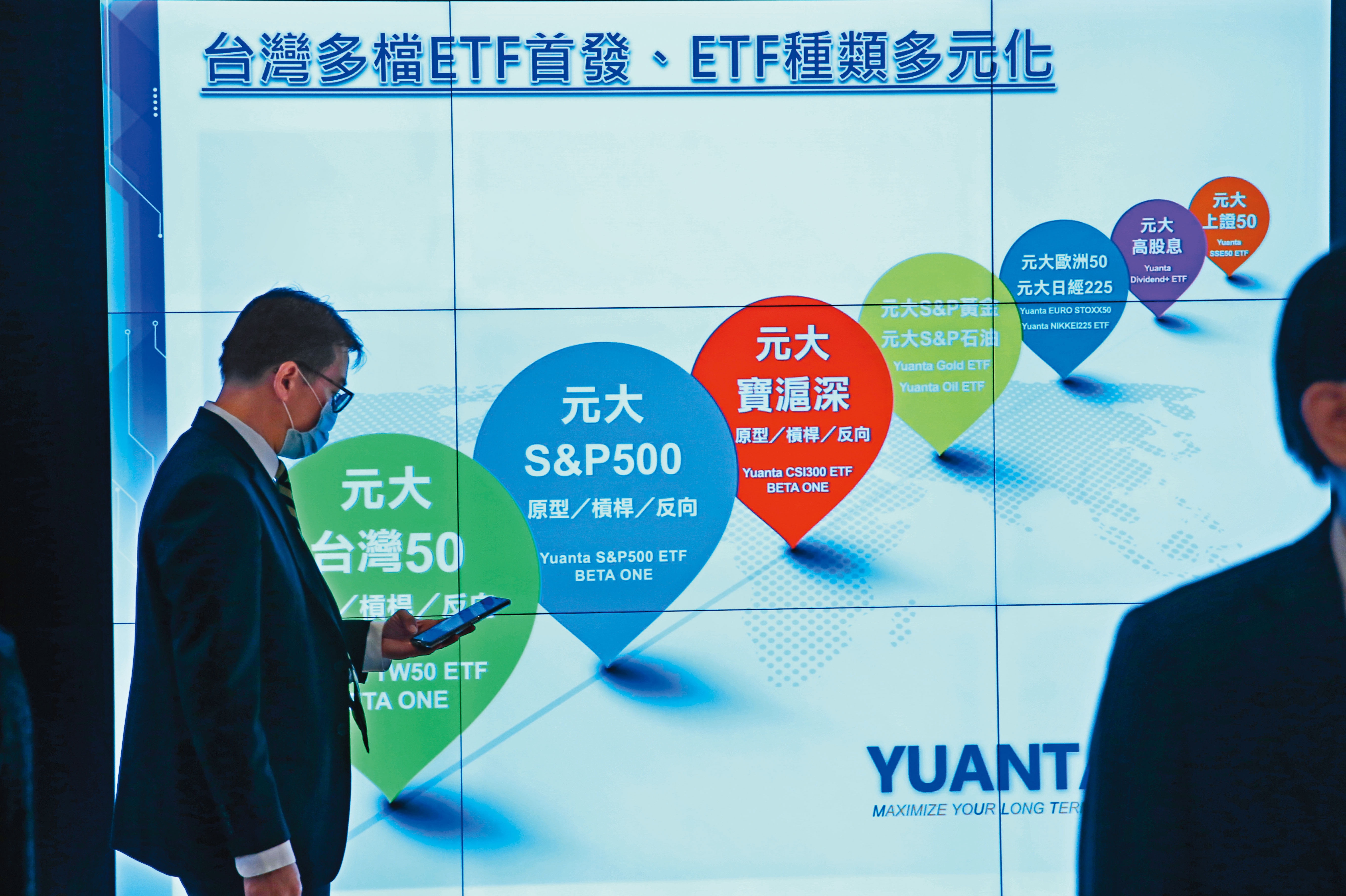 吳宜勳認為，投信發行的ETF持股仍不夠分散，以0050為例，台積電單一個股占比達4成。