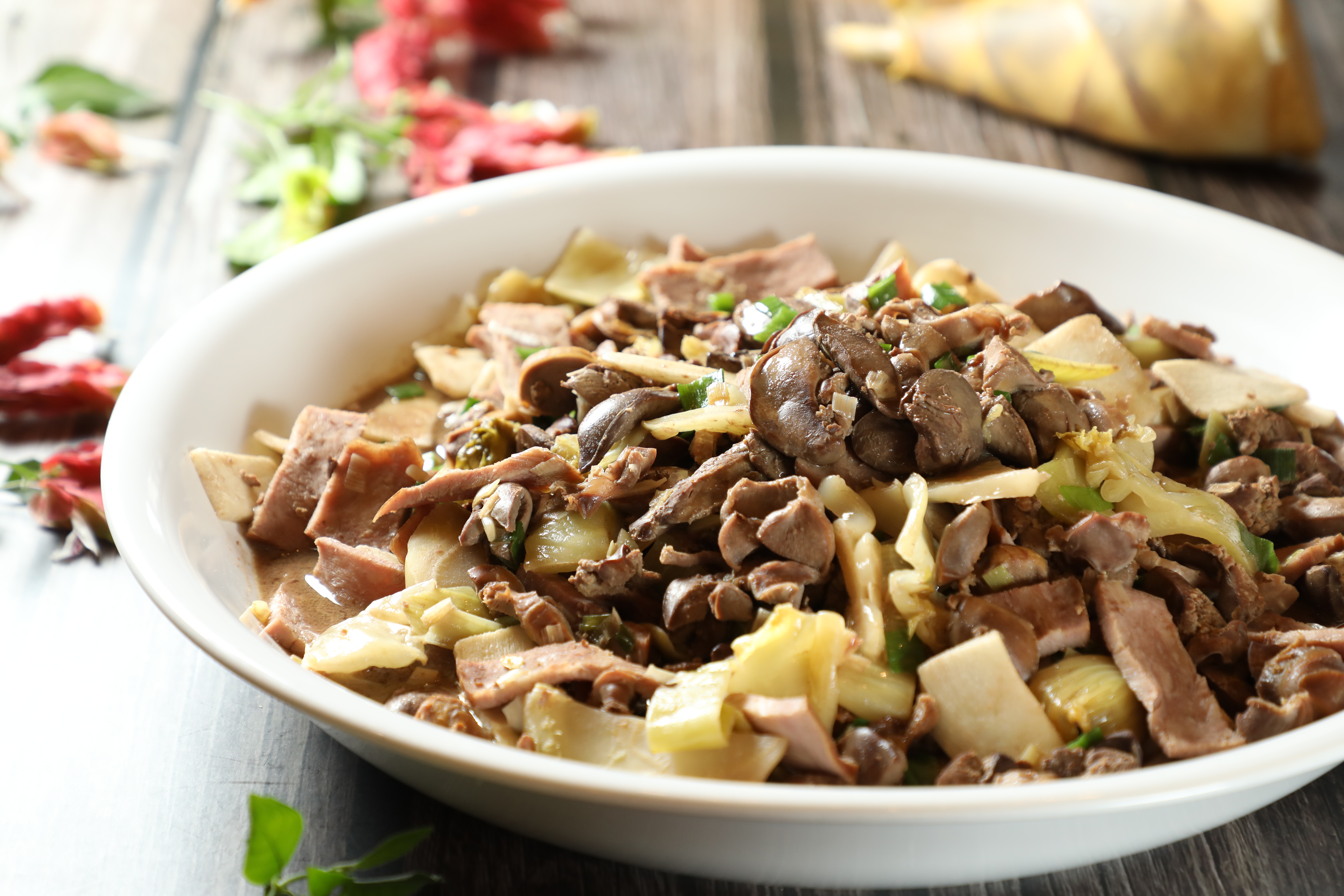 鹹香入味的「鹹菜心煨雞雜」，隨便可下三碗公飯。