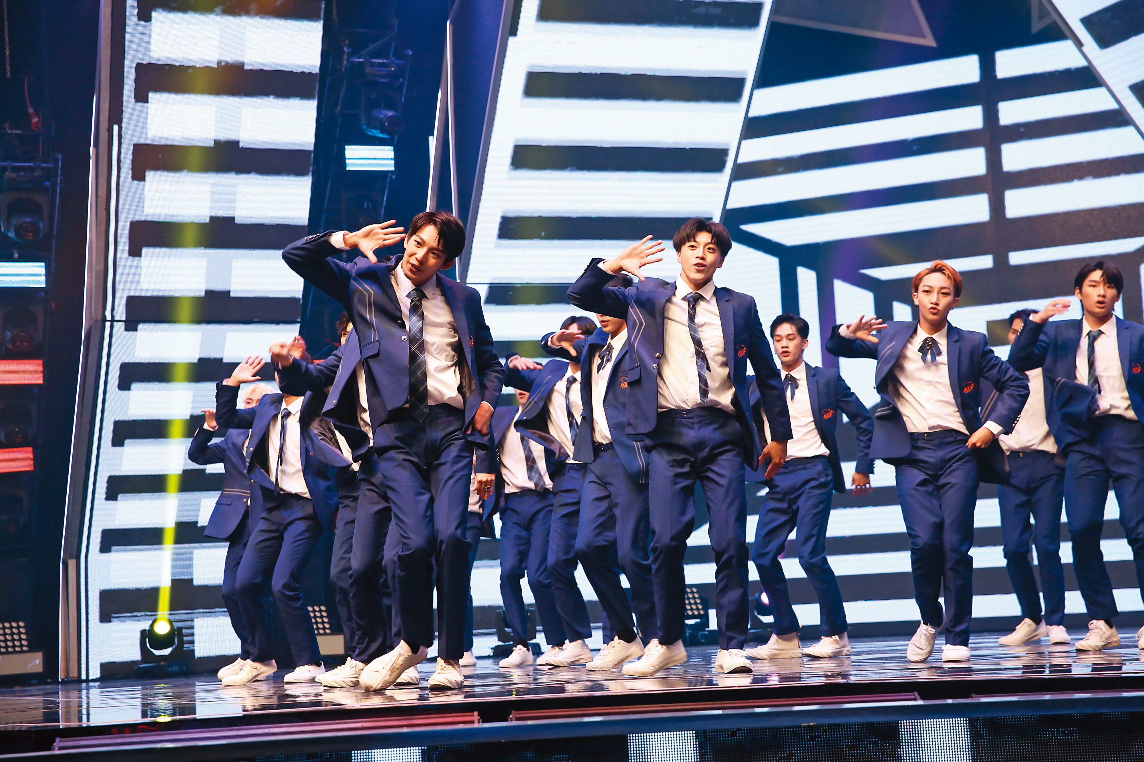 《原子少年Atom Boyz》開播就造成熱烈迴響,最受矚目的就是在開場舞站C位的林煥鈞(前排左一)。