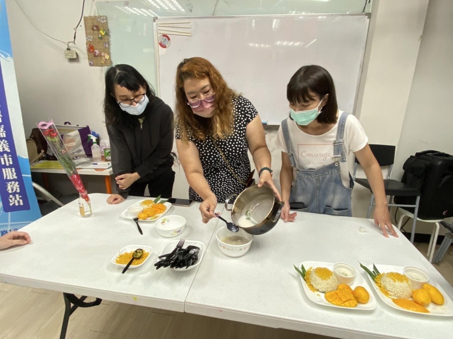 與會的新住民分享芒果糯米飯。(移民署提供)