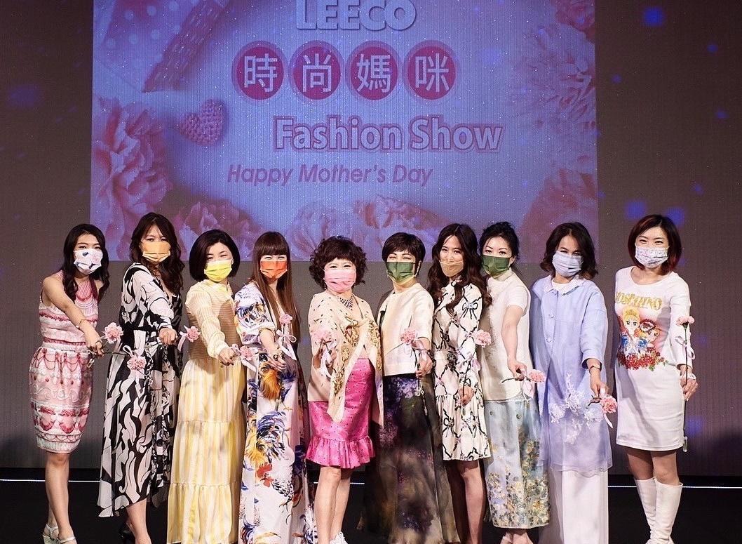 溫筱鴻(左四)以禮客Outlet董事長身分,邀請15位女性企業家走秀。(禮客提供)