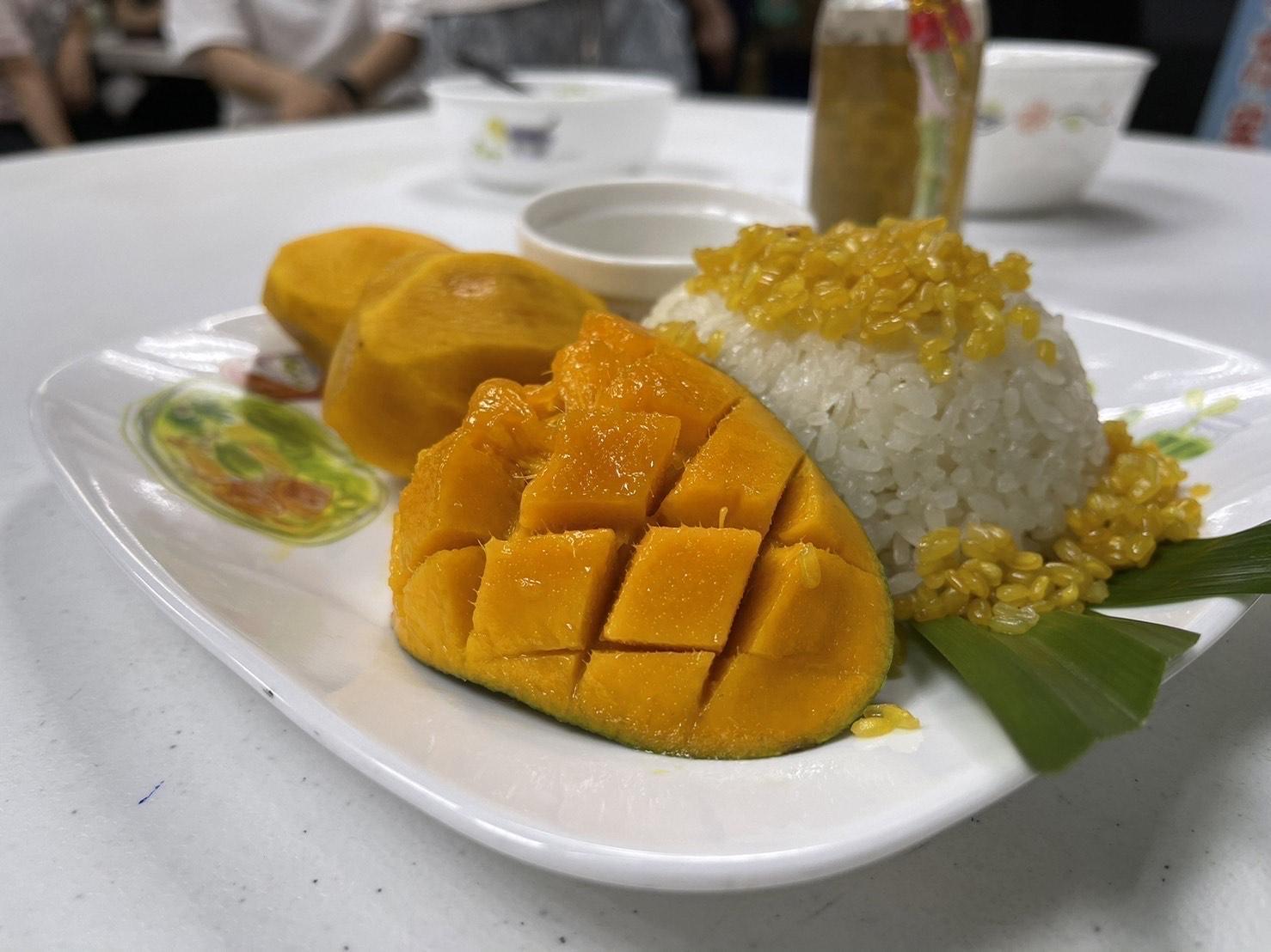 芒果糯米飯讓與會者止飢又解暑。(移民署提供)
