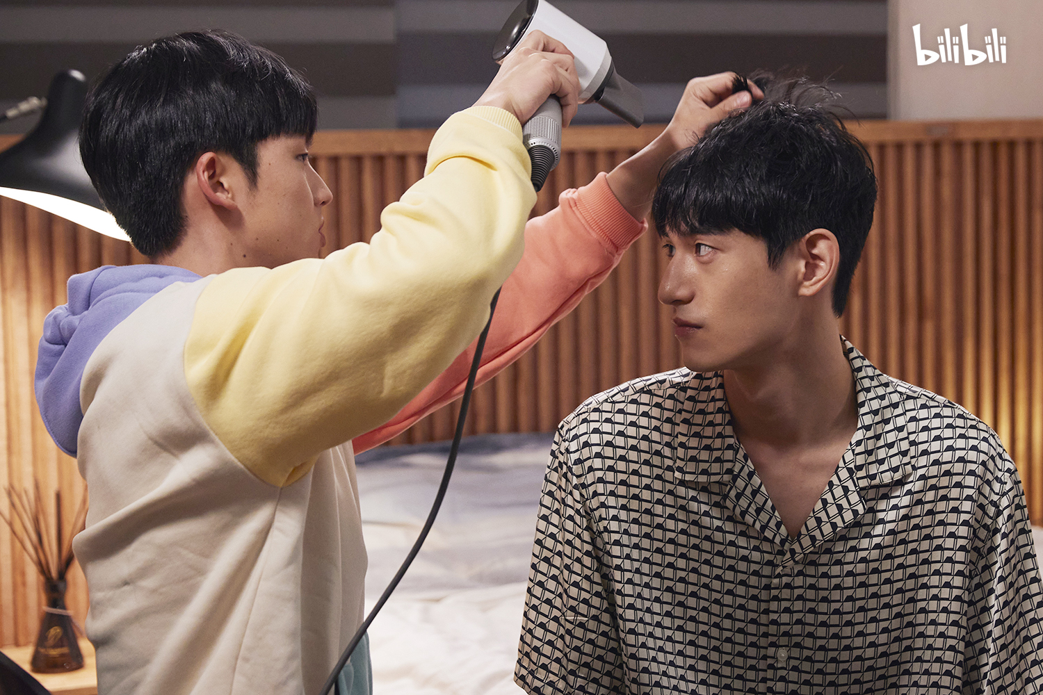 金泰煥（右）在BL劇《現正上課中》使出各種裝可憐招數讓學弟韓賢俊幫他吹頭。（bilibili提供）