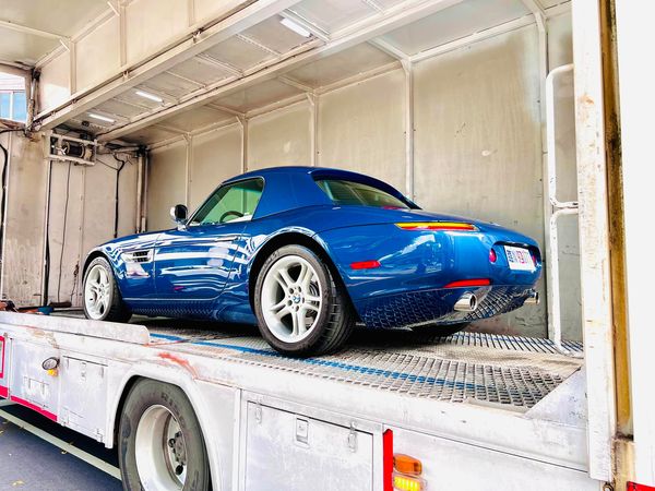 林帛亨11日貼出賣車資訊，被網友認出是超稀有二手車BMW Z8。（翻攝自林帛亨臉書）
