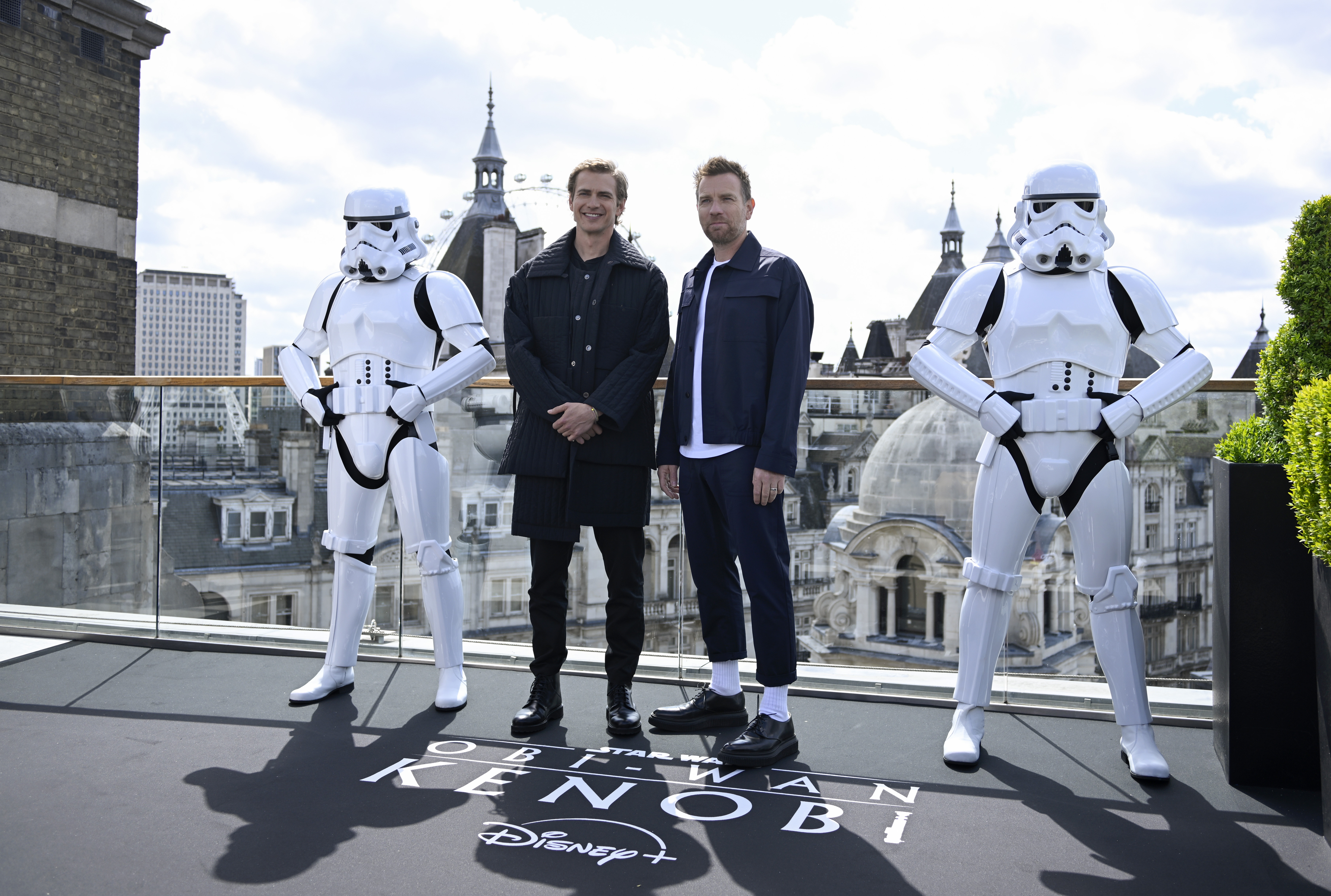 海登克里斯坦森（左二）與伊旺麥奎格（右二），這對師徒再次相逢演出影集《歐比王肯諾比》。（Disney+提供）