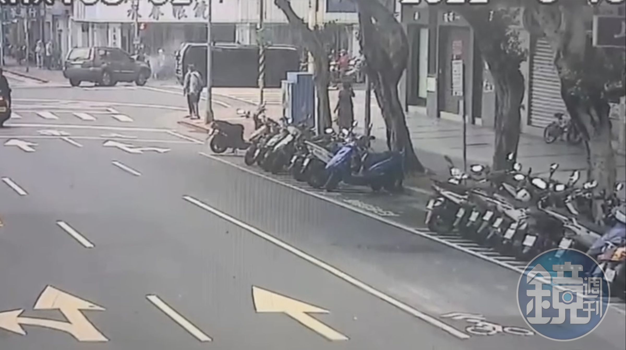 薛男駕駛的頂級休旅車左轉時未禮讓，孫男閃避不及撞上。（翻攝畫面）