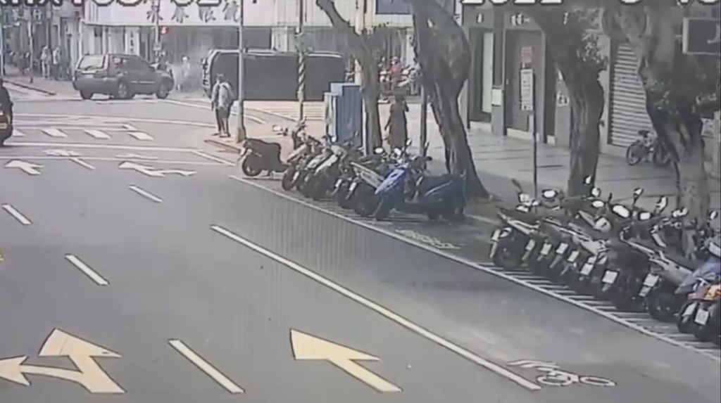 薛男駕駛的頂級休旅車左轉時未禮讓，孫男閃避不及撞上。（翻攝畫面）