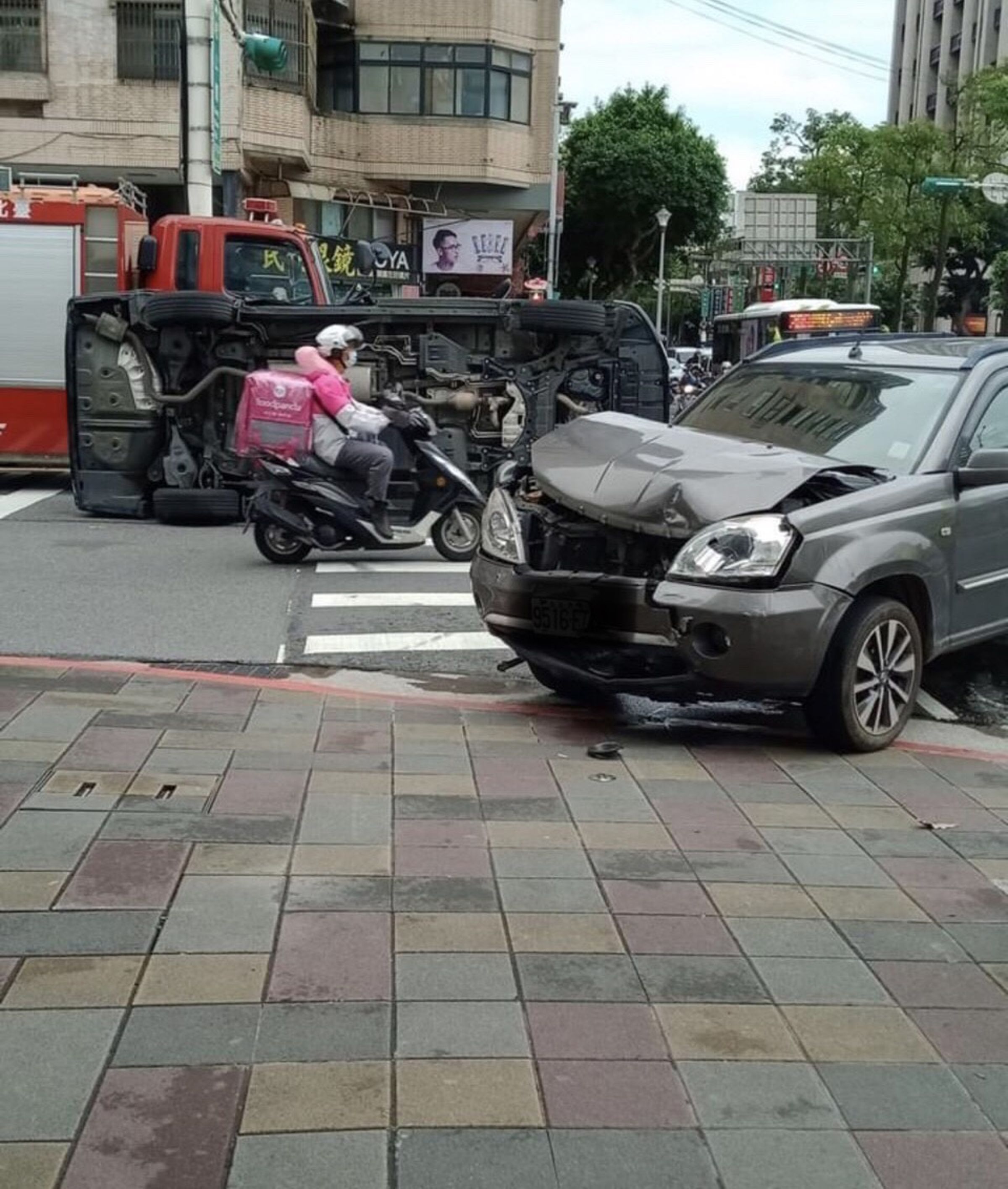 薛男車輛遭撞後翻覆橫躺路中。（翻攝畫面）
