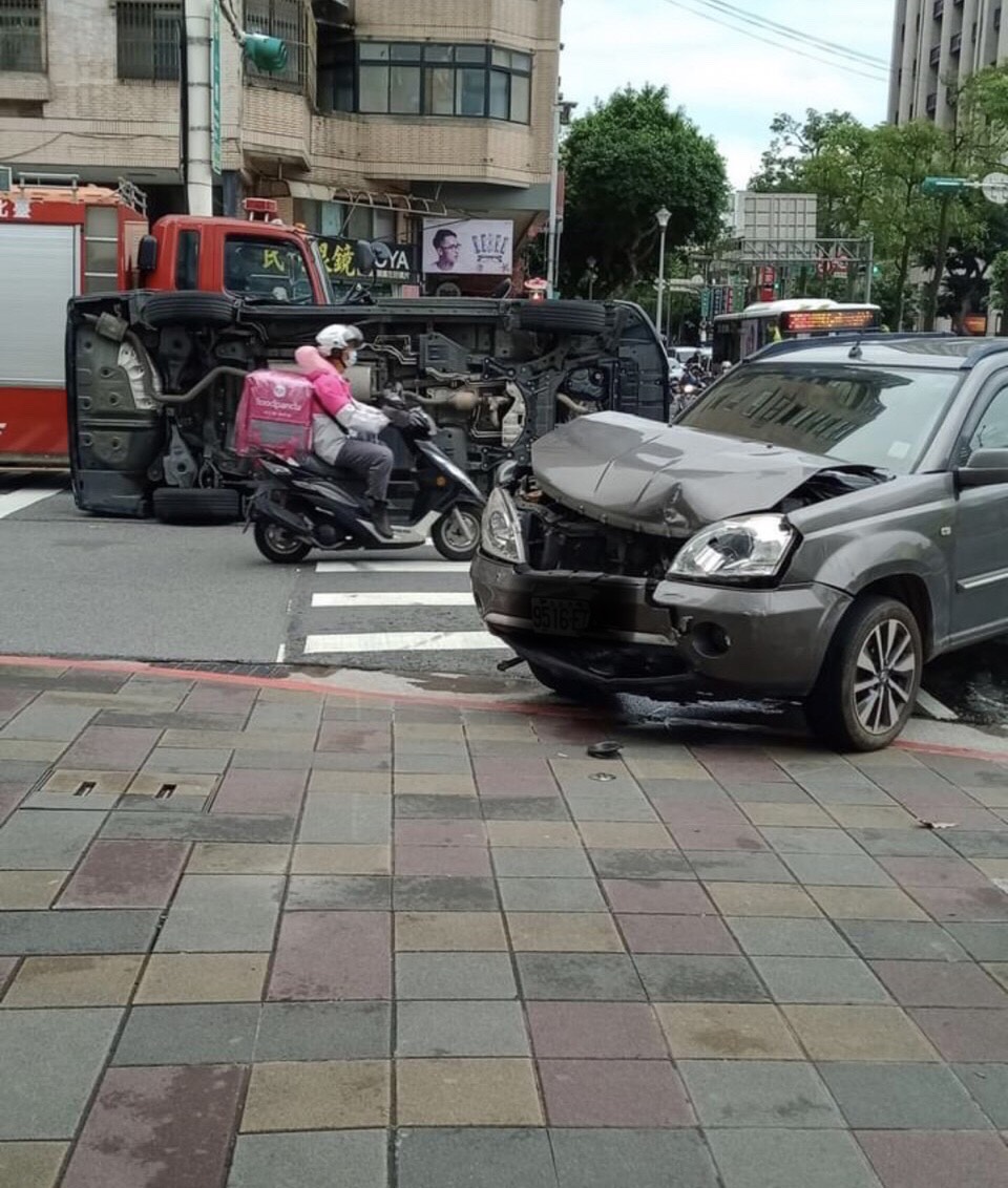 薛男車輛遭撞後翻覆橫躺路中。（翻攝畫面）