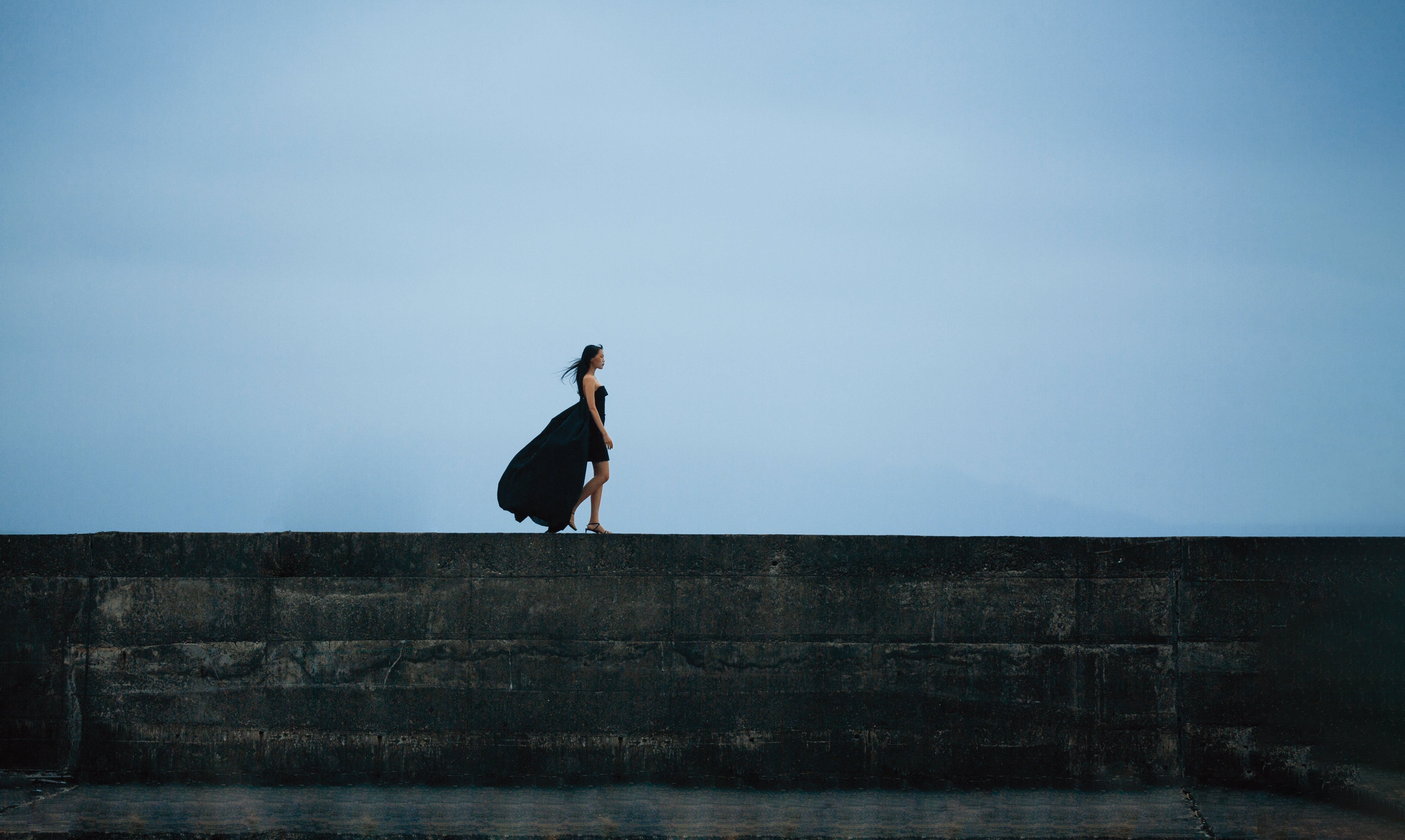 平口亮片燕尾洋裝 NT$360,000 by CELINE；繞踝涼鞋 NT$29,500 by CELINE。