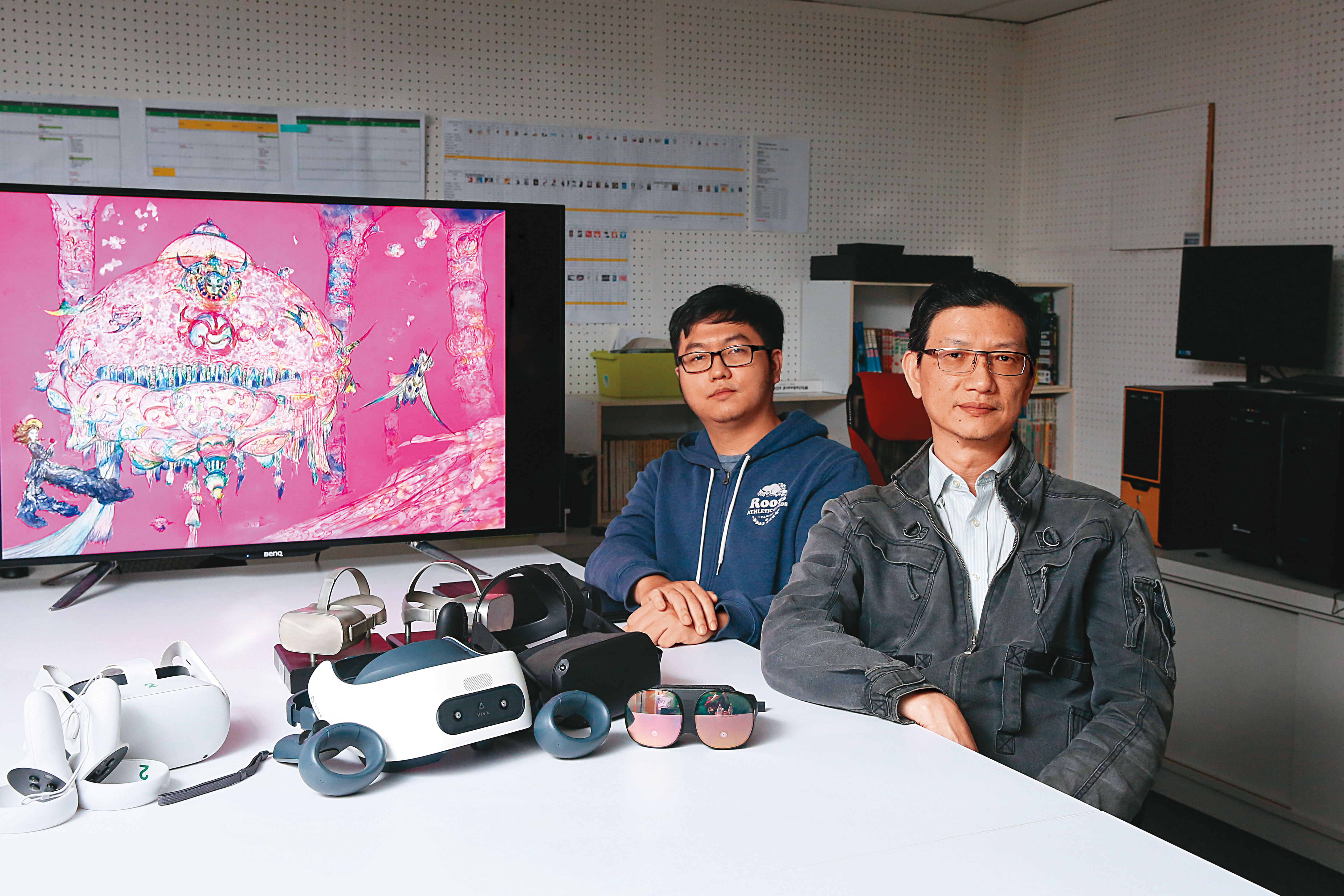台灣邦鼎科技負責VR技術建立與研發,將上百幅天野喜孝的畫作3D重現,圖為總經理吳雲中(右)、資深程式設計師袁門雋(左)。