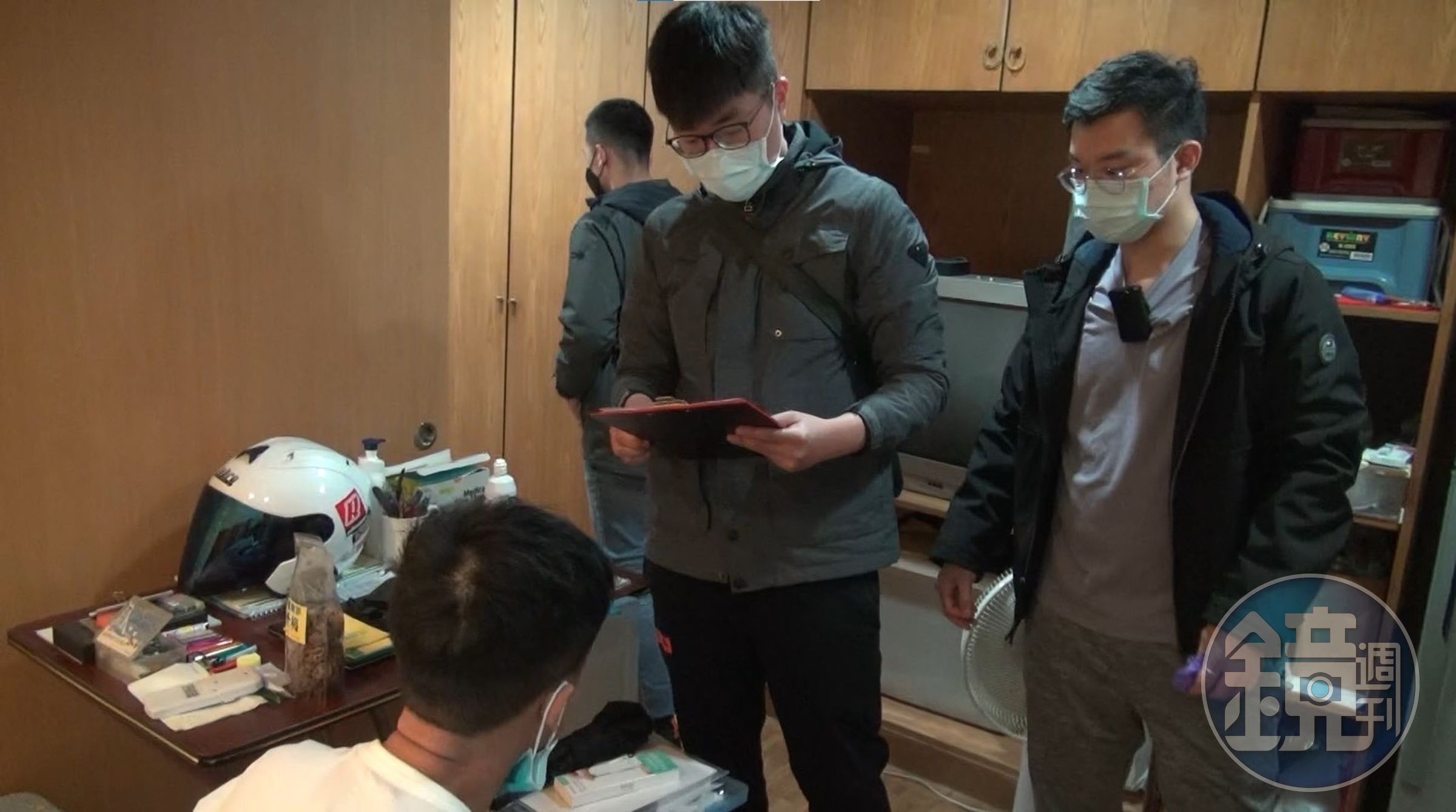 警方經黃父引領，到黃男房間逮人。（翻攝畫面）