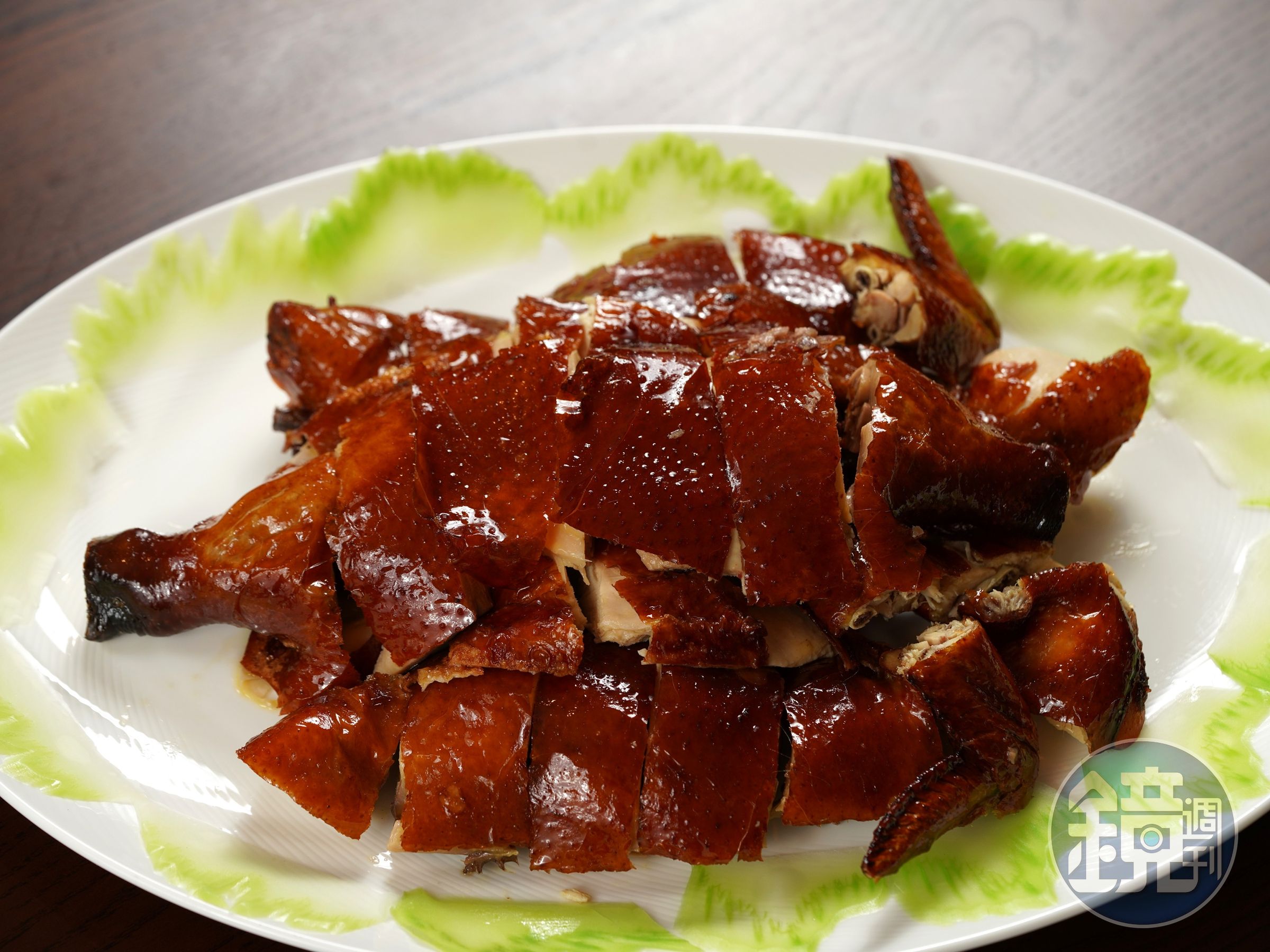 「手吊脆皮雞」皮脆肉嫩，無油耗味，點全雞享用，非常值得！（1,980元／隻）（朧粵提供）