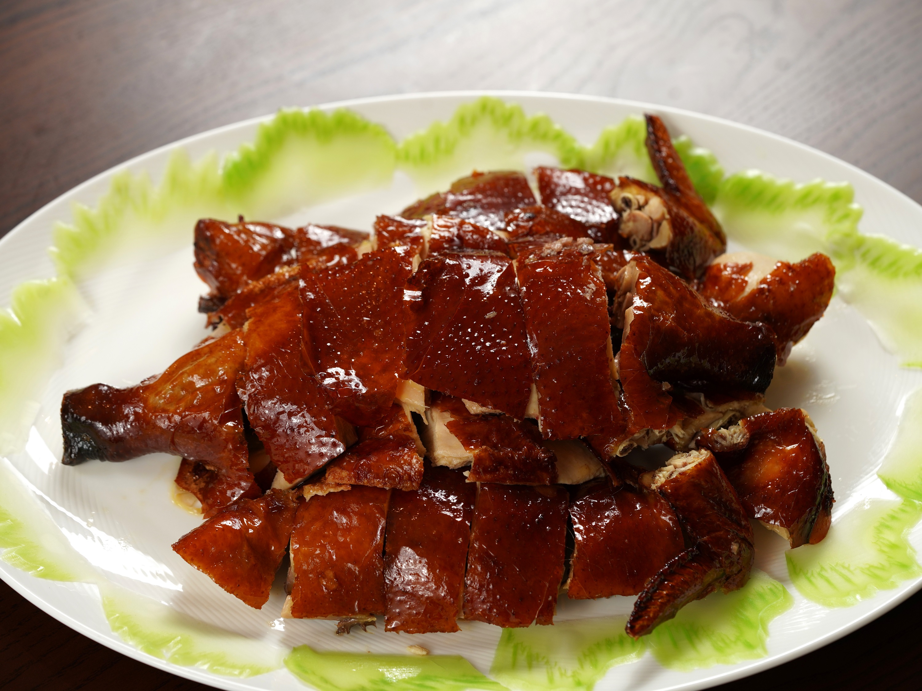 「手吊脆皮雞」皮脆肉嫩，無油耗味，點全雞享用，非常值得！（1,980元／隻）（朧粵提供）