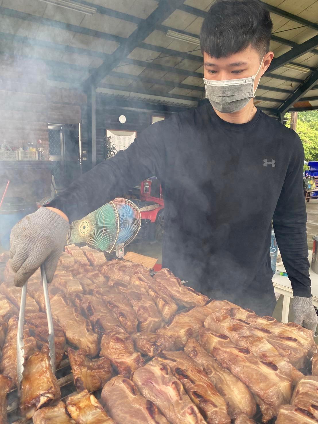 劉士綱目前自己創業經營食品公司賣阿根廷燻製牛肉，也舉辦烤牛肉的活動與客戶同樂。(劉士綱提供)