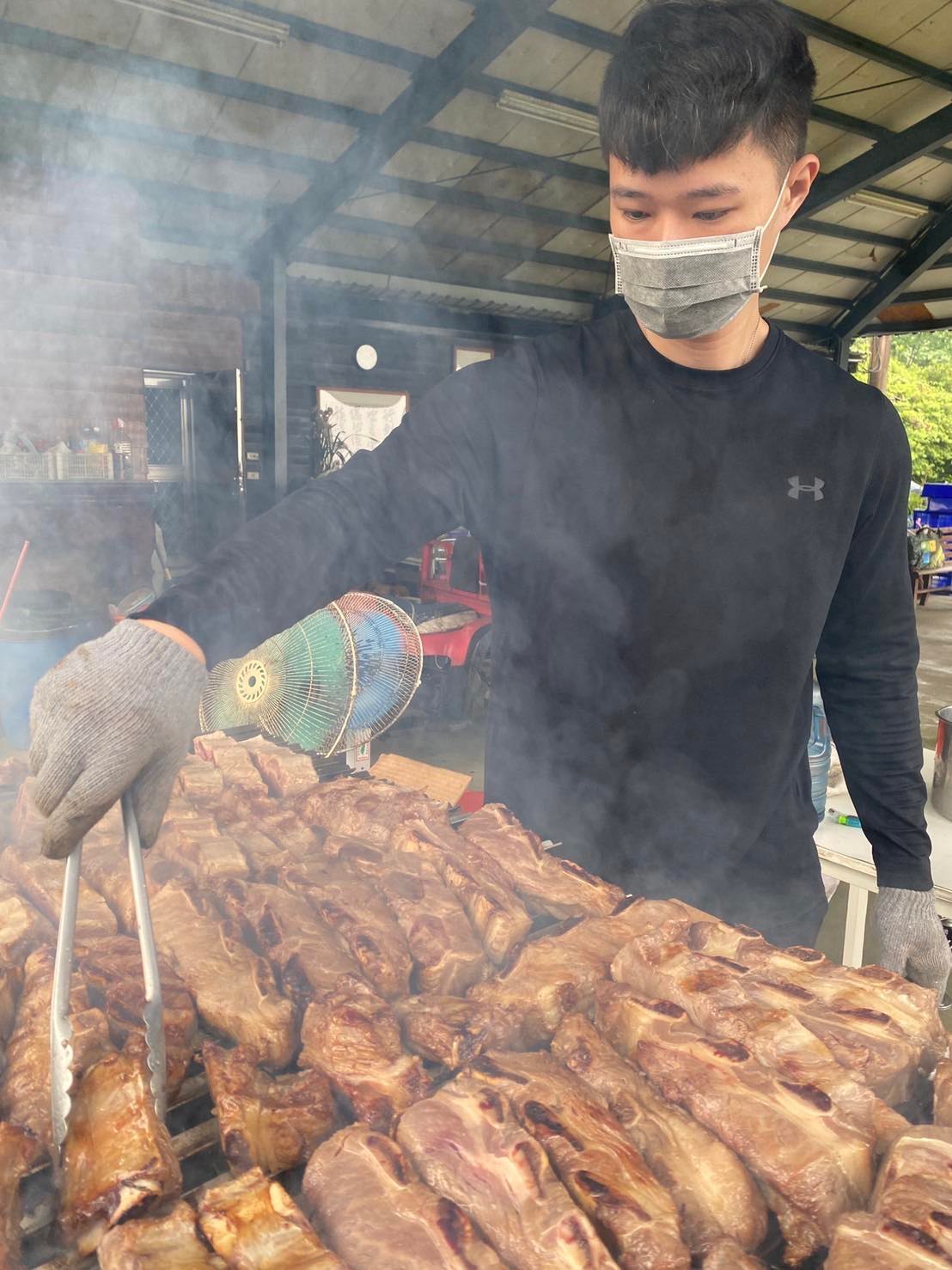 劉士綱目前自己創業經營食品公司賣阿根廷燻製牛肉,也舉辦烤牛肉的活動與客戶同樂。(劉士綱提供)