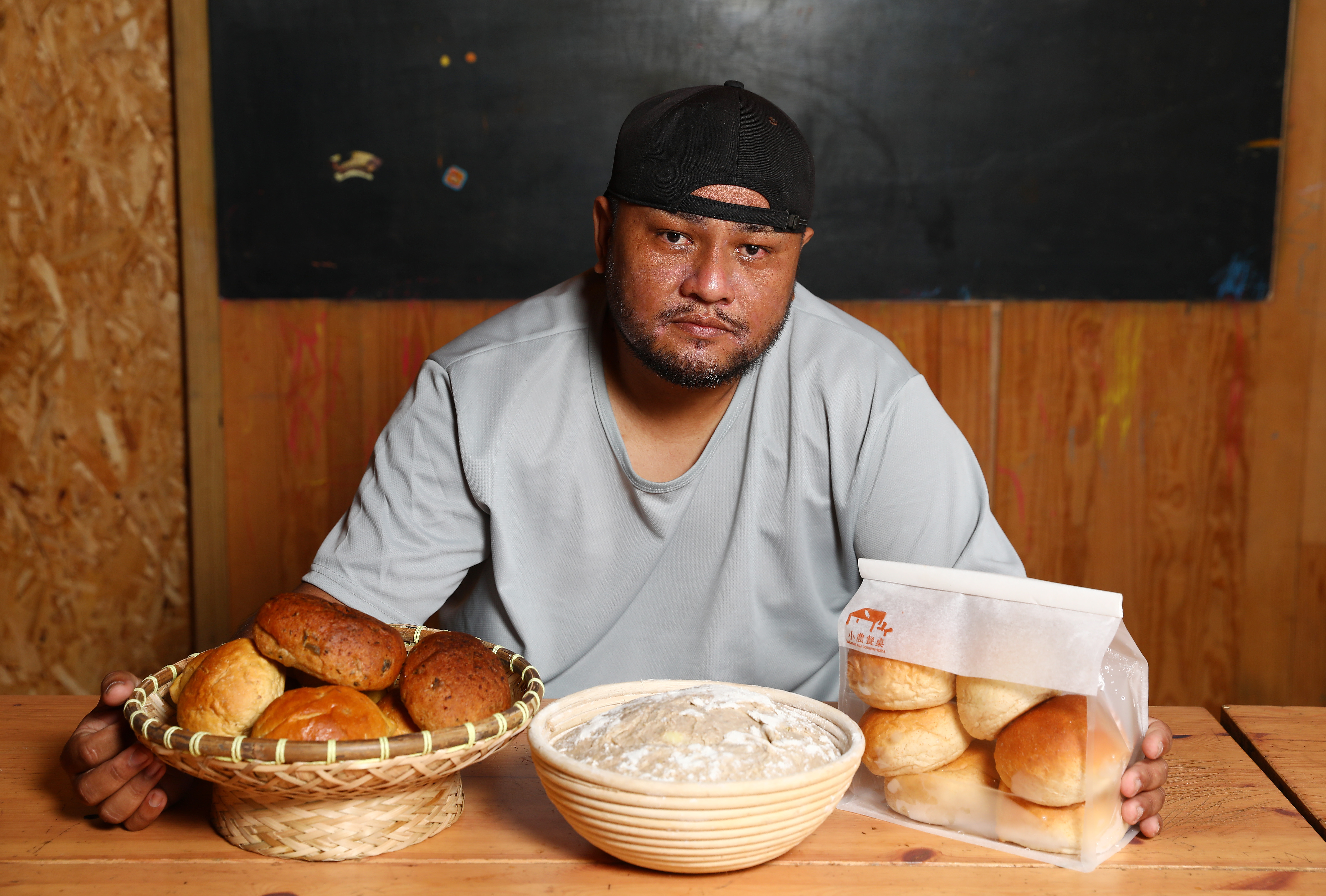 「小農餐桌」的麵包以小米糰（lamug）作為自製酵母。