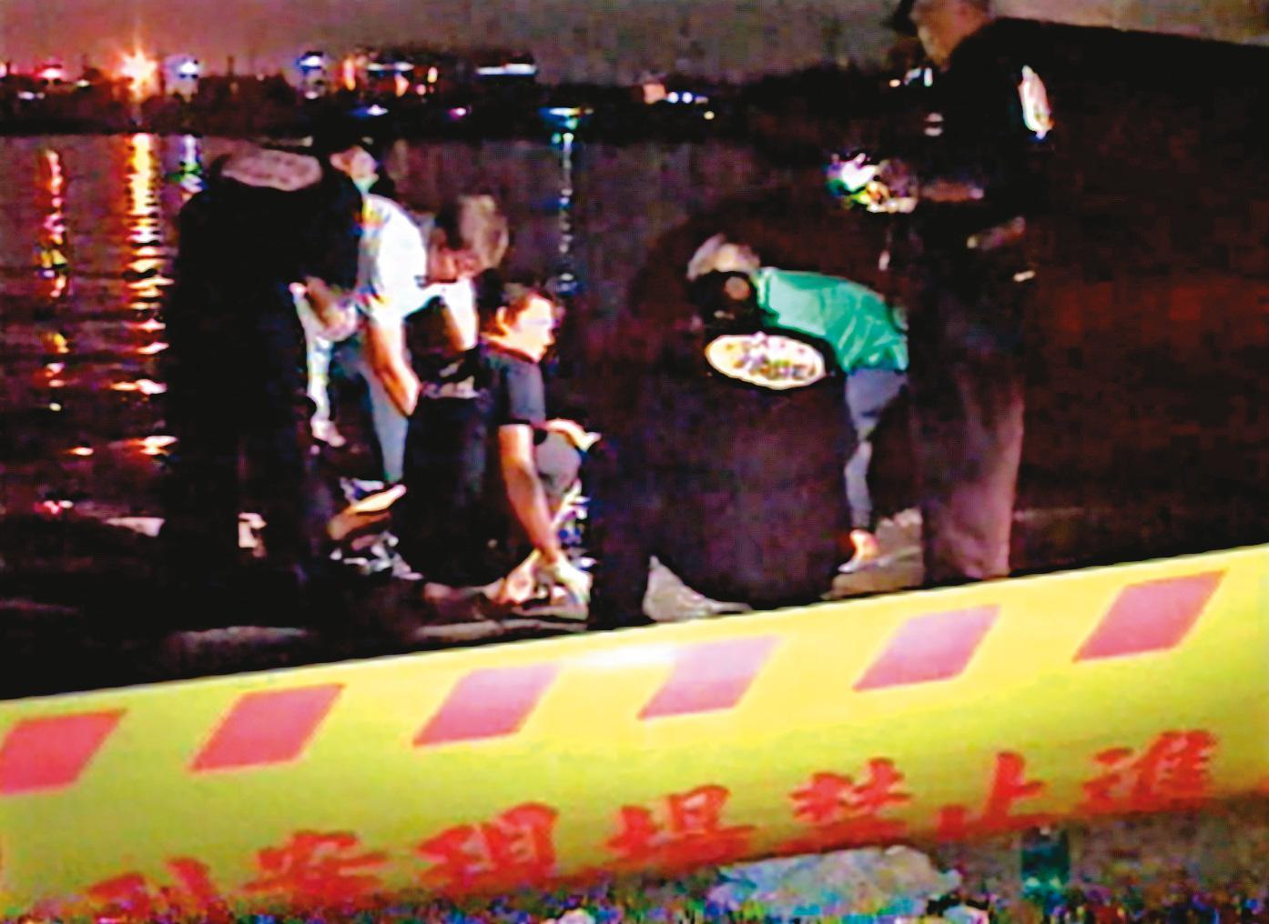 警方在港區拉起封鎖線、漏夜打撈,尋找曾女命案的線索。(東森新聞提供)