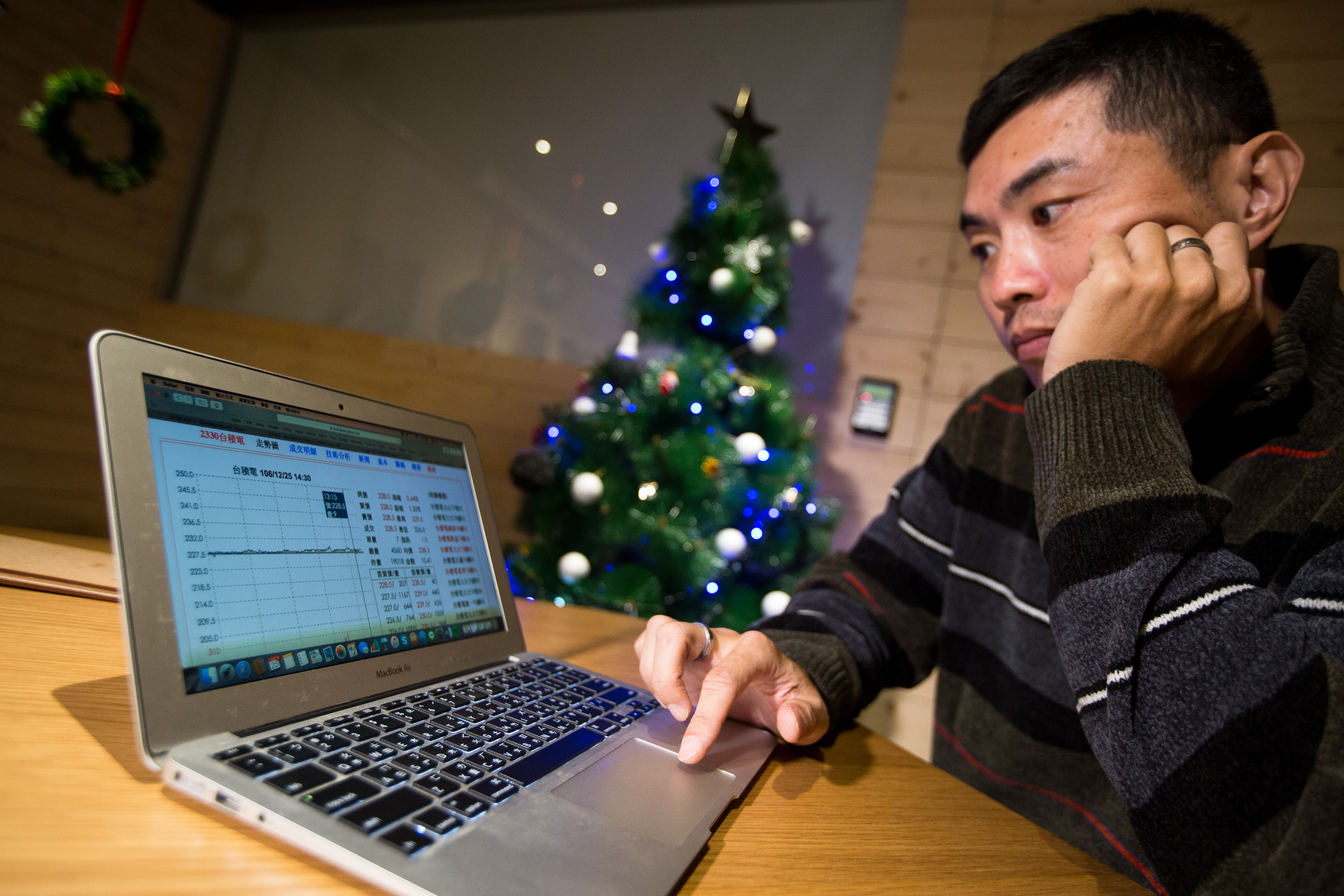 超馬芭樂王仲麟認為，台積電的月KD值達到50，進場攤平才能省銀彈。