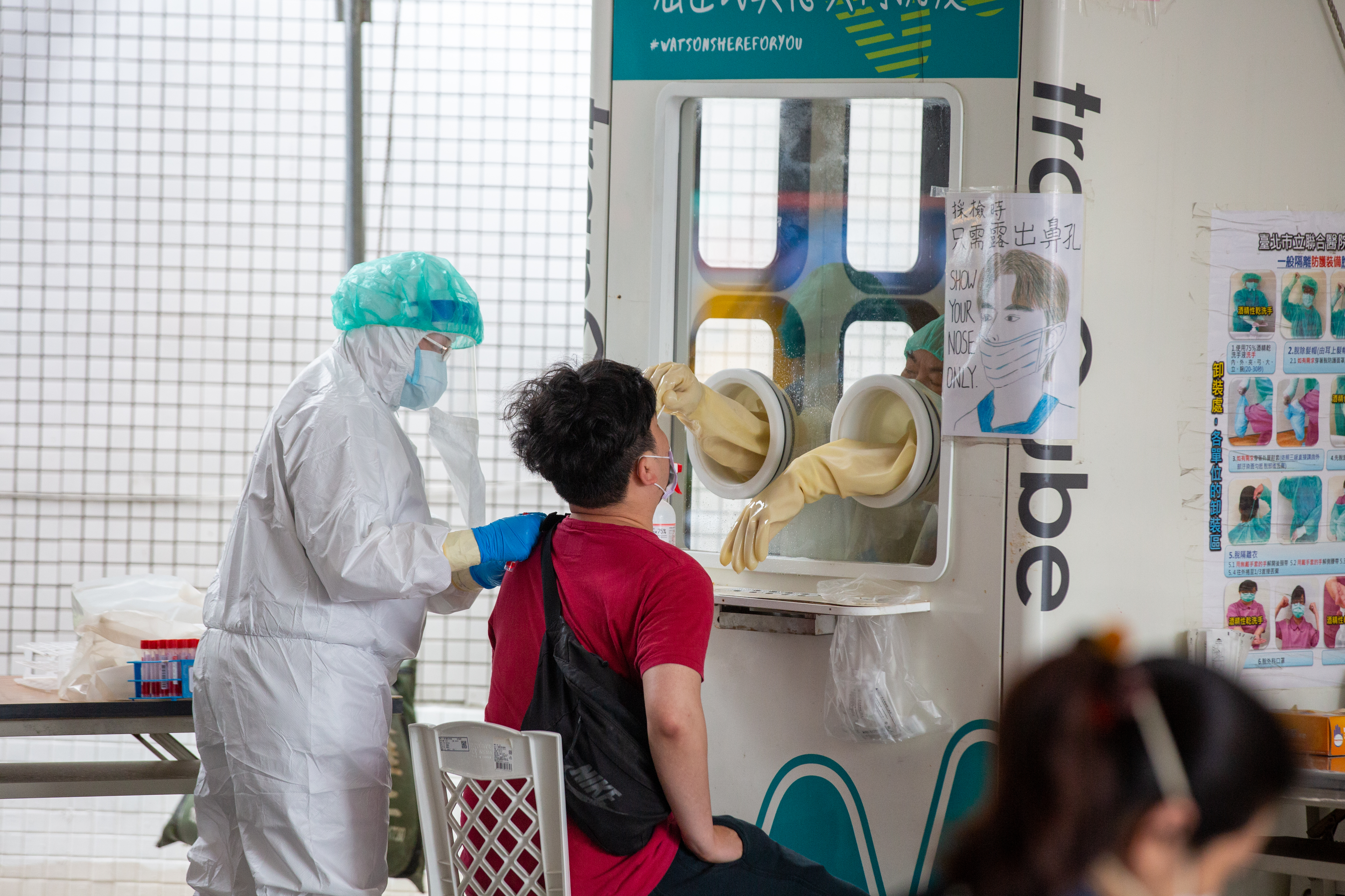 隨著指揮中心於5月初開放診所提供新冠肺炎PCR核酸檢驗採檢服務,與國內醫療院所及檢測中心密切合作的金萬林,也大舉擴充檢測量能。