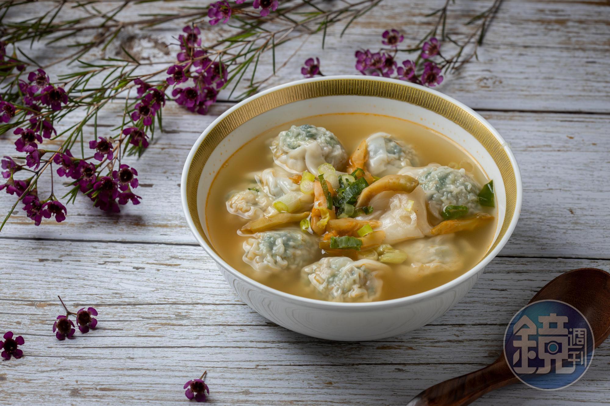 用榨菜雞湯做湯頭的「薺菜餛飩」，以澳洲臘梅點綴拍照。