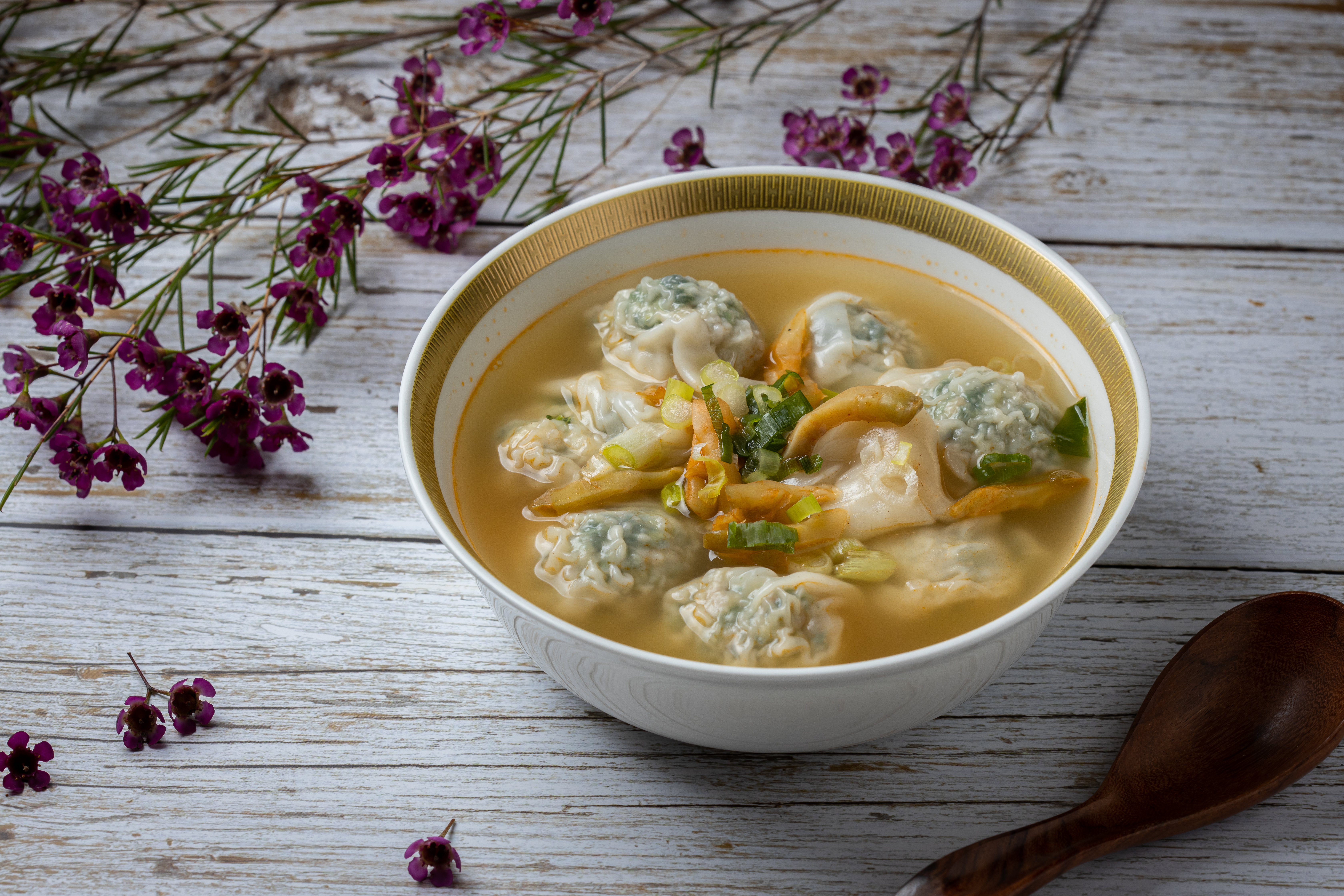 用榨菜雞湯做湯頭的「薺菜餛飩」，以澳洲臘梅點綴拍照。