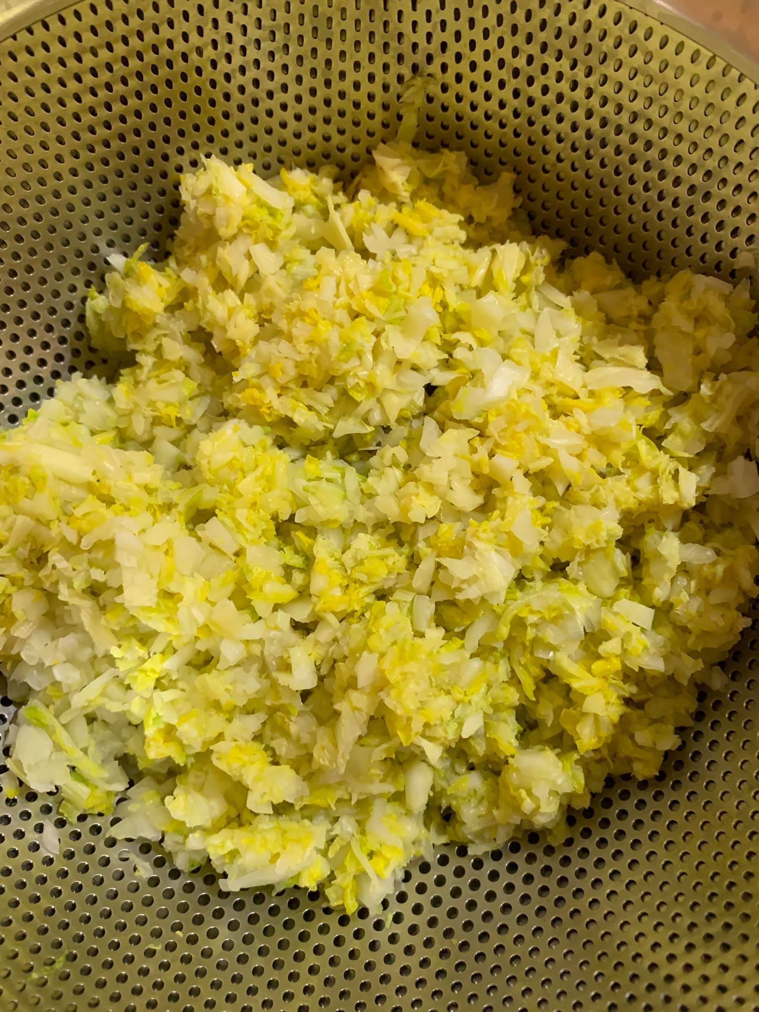 白菜心（娃娃菜）同樣擠水備用。