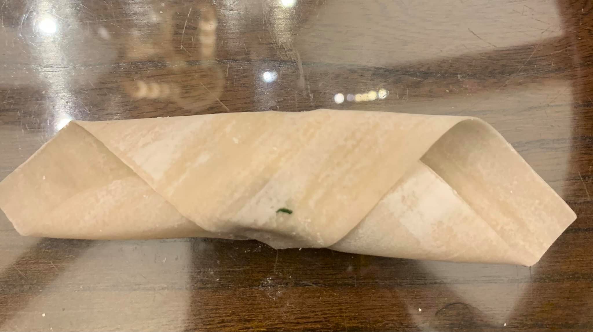 包薺菜餛飩步驟三：另一角對折沾水輕壓。