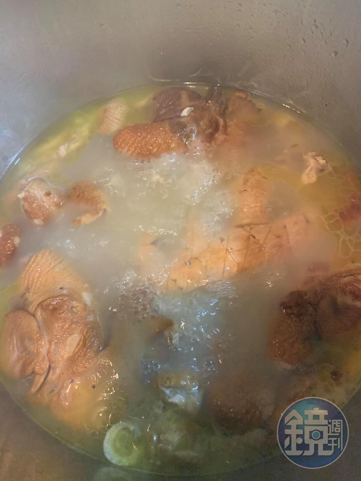 用過年剩下的雞頭、雞架子，加榨菜、老薑煮高湯。