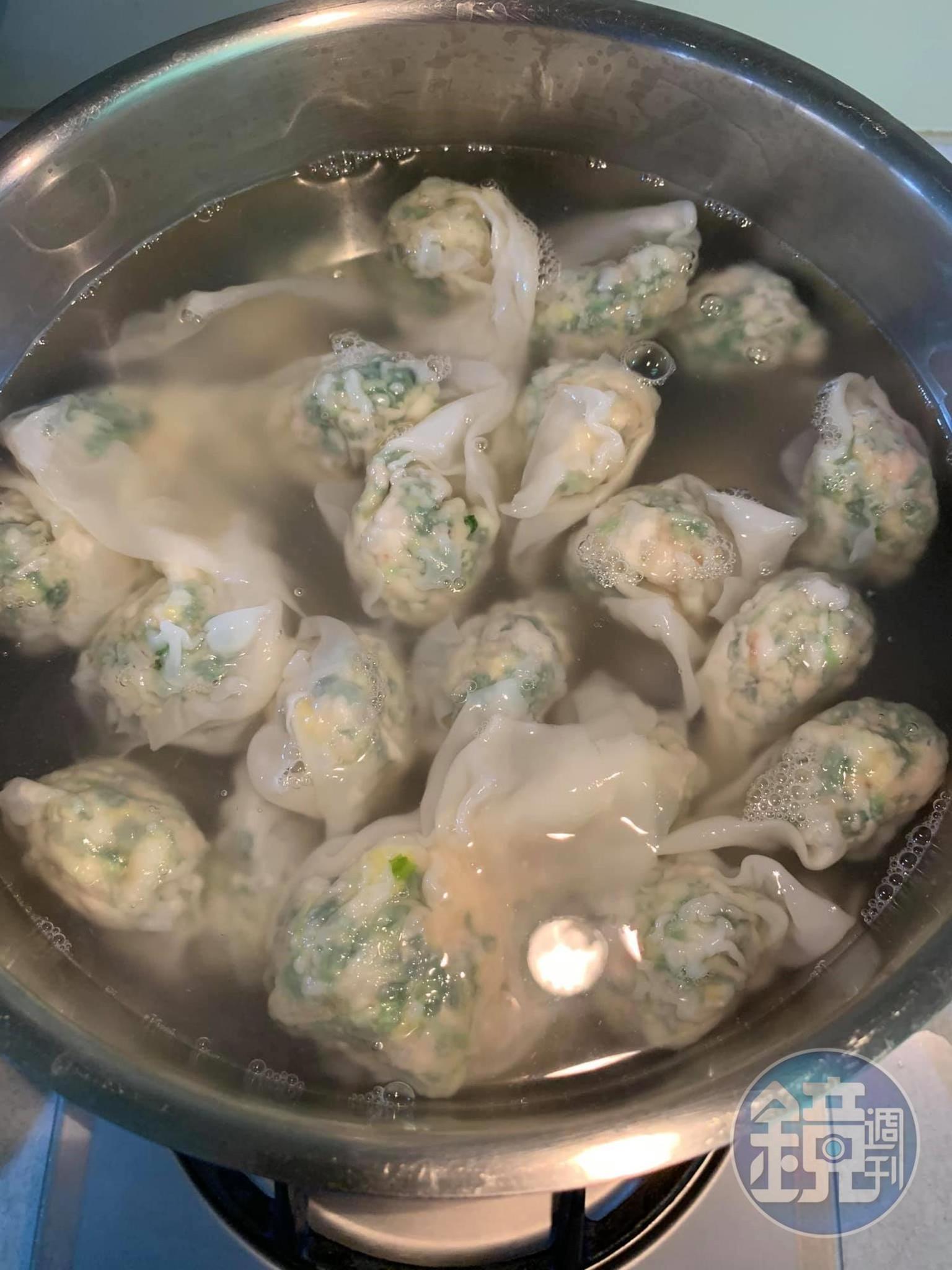 煮時浮起如金魚擺尾。