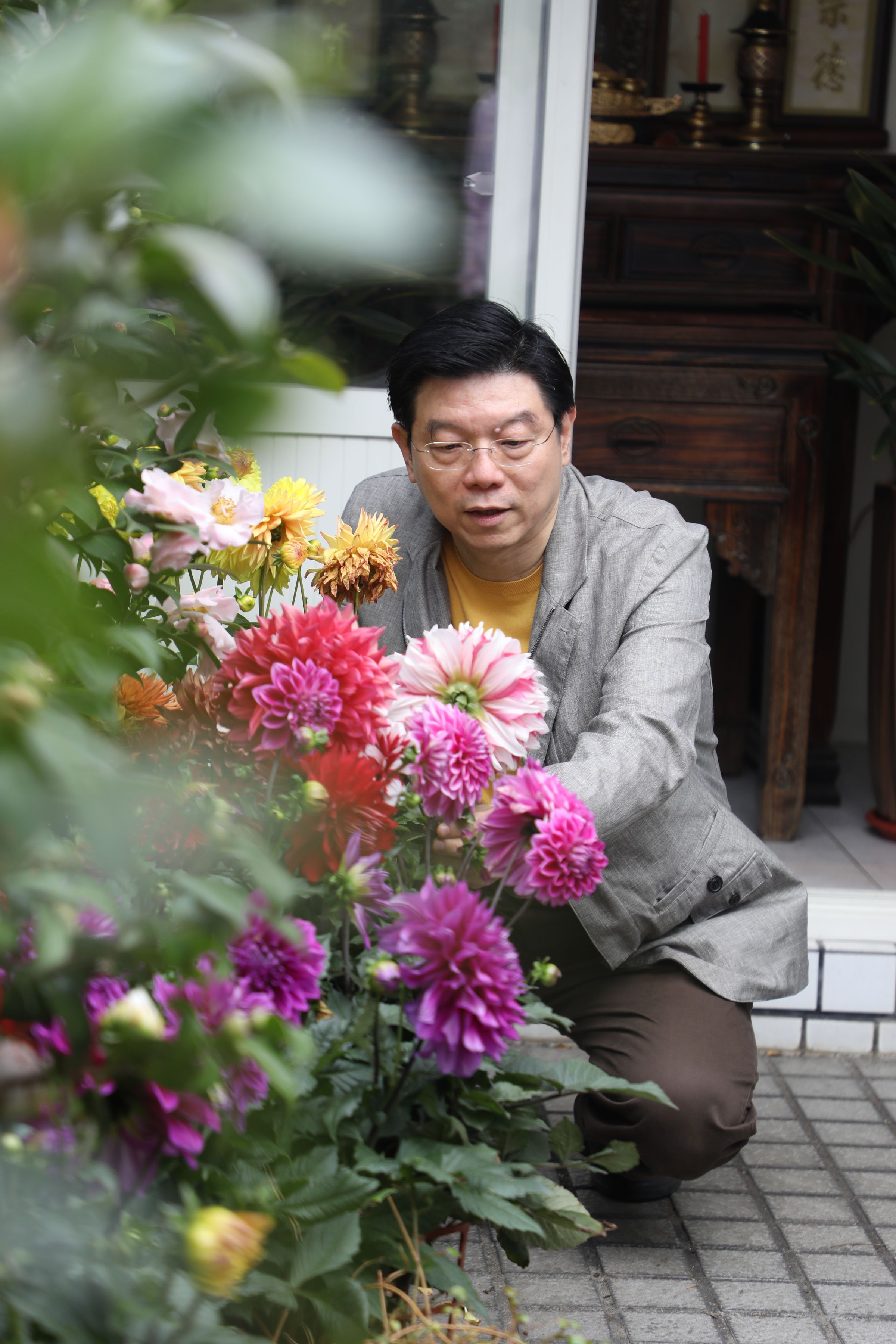 《鏡週刊》社長裴偉吃遍四方，也跟各方名廚學菜，最後融會貫通為自己的食譜，近年每個週末都在家做菜，現在也公開他的廚房筆記。（何宗昇攝）