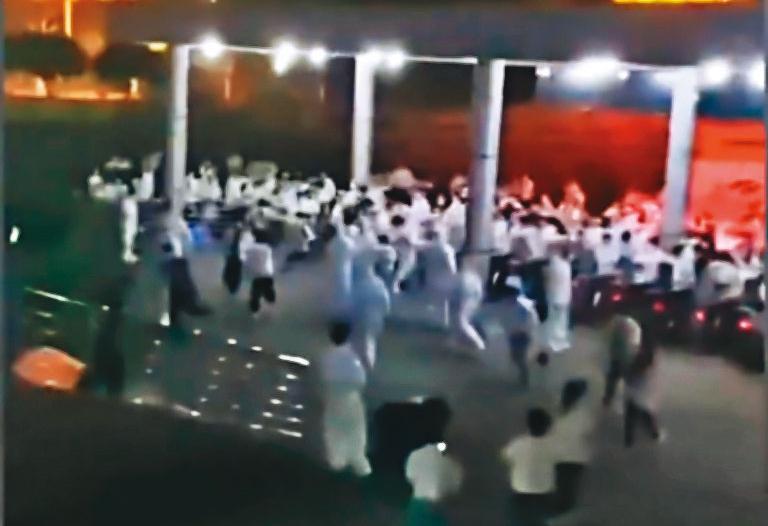 廣達上海廠採取閉環管理得以復工,卻因疫情突破「防疫泡泡」,部分員工擔心染疫,日前發生暴動事件。(翻攝推特)