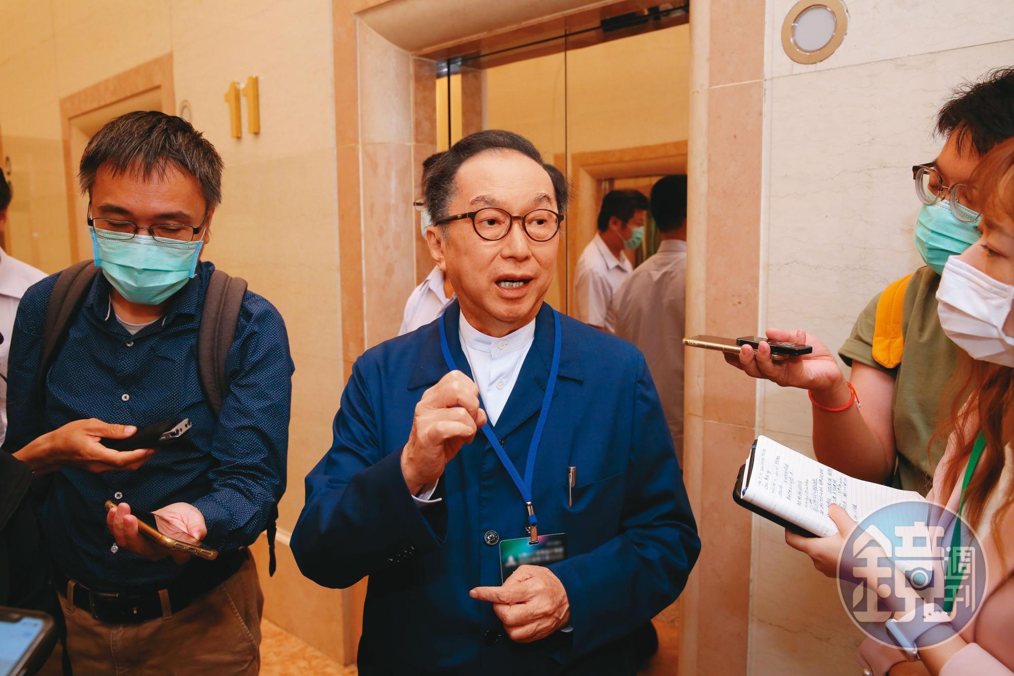 中國封城停工令重創筆電代工雙雄出貨,廣達、仁寶4月營收幾乎腰斬。圖為廣達董事長林百里(中)。