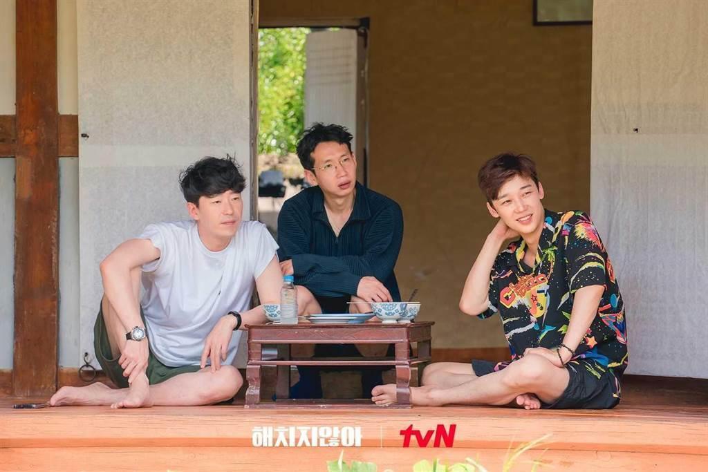 《不會傷害你》由《Penthouse:上流戰爭》演員們到鄉村一起生活,超有意思。(翻攝tvN joy IG)