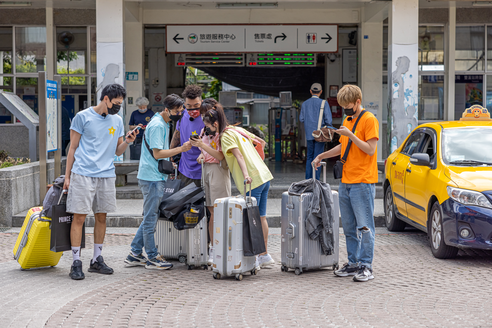 郭泓志領軍《觀察中2》提著行李前往第二站民宿。（台視提供）