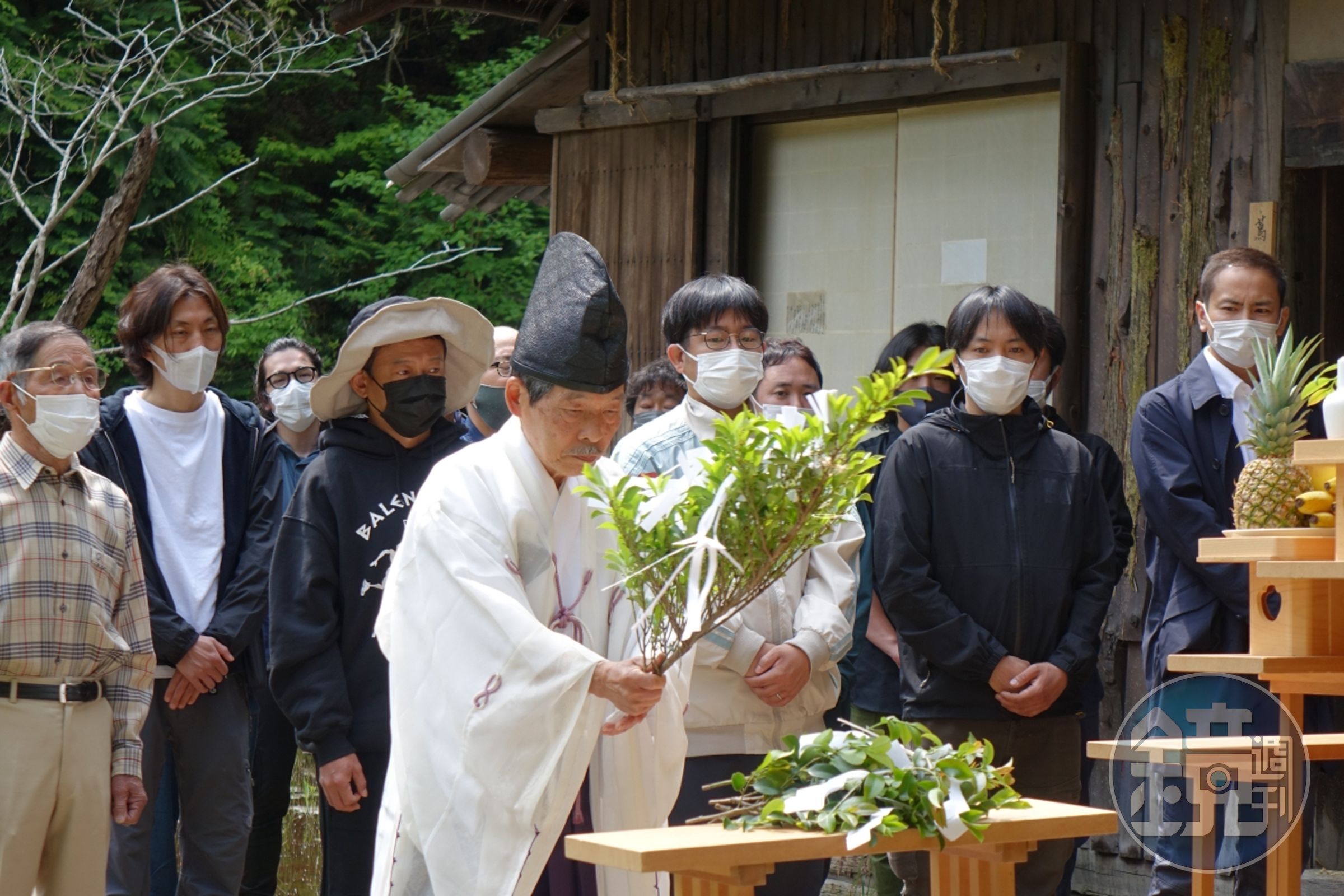 導演蔦哲一朗及全體工作人員在四國高山上，以日本傳統儀式為電影拍攝順利祈福。（木林電影提供）